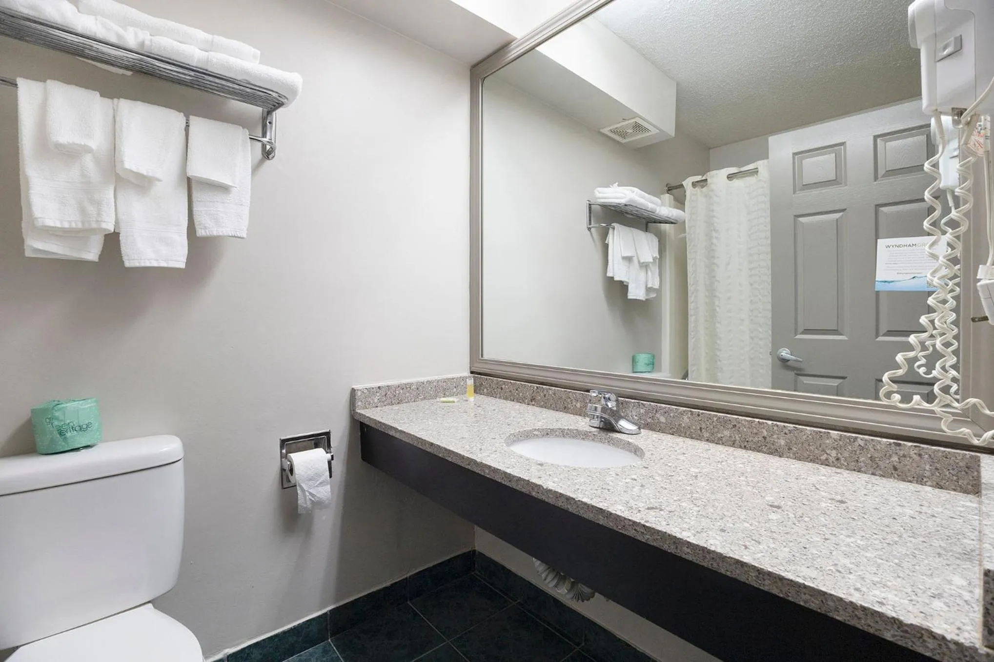 Days Inn & Suites by Wyndham Norton Shores Muskegon