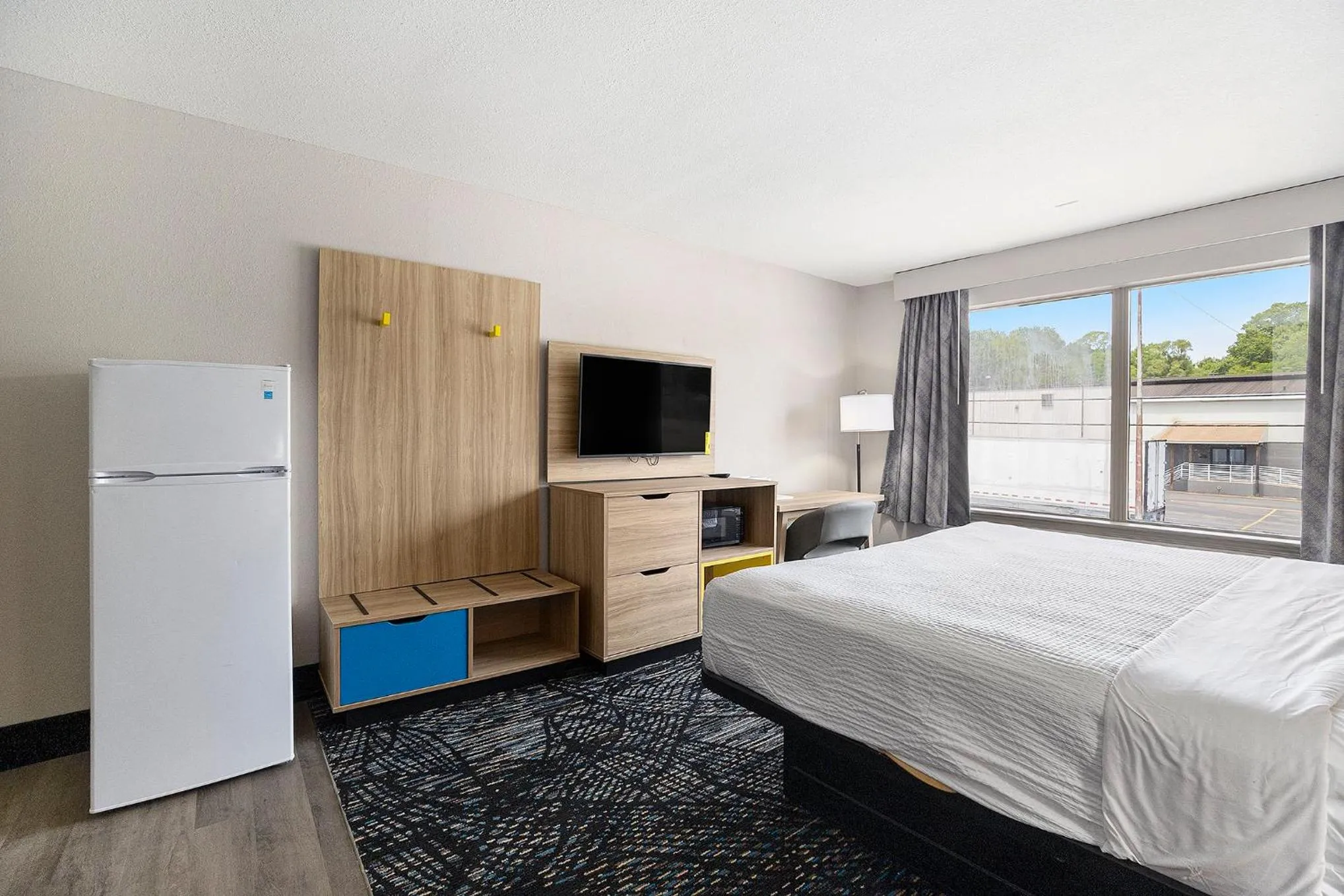 Bed in Days Inn & Suites by Wyndham Norton Shores Muskegon