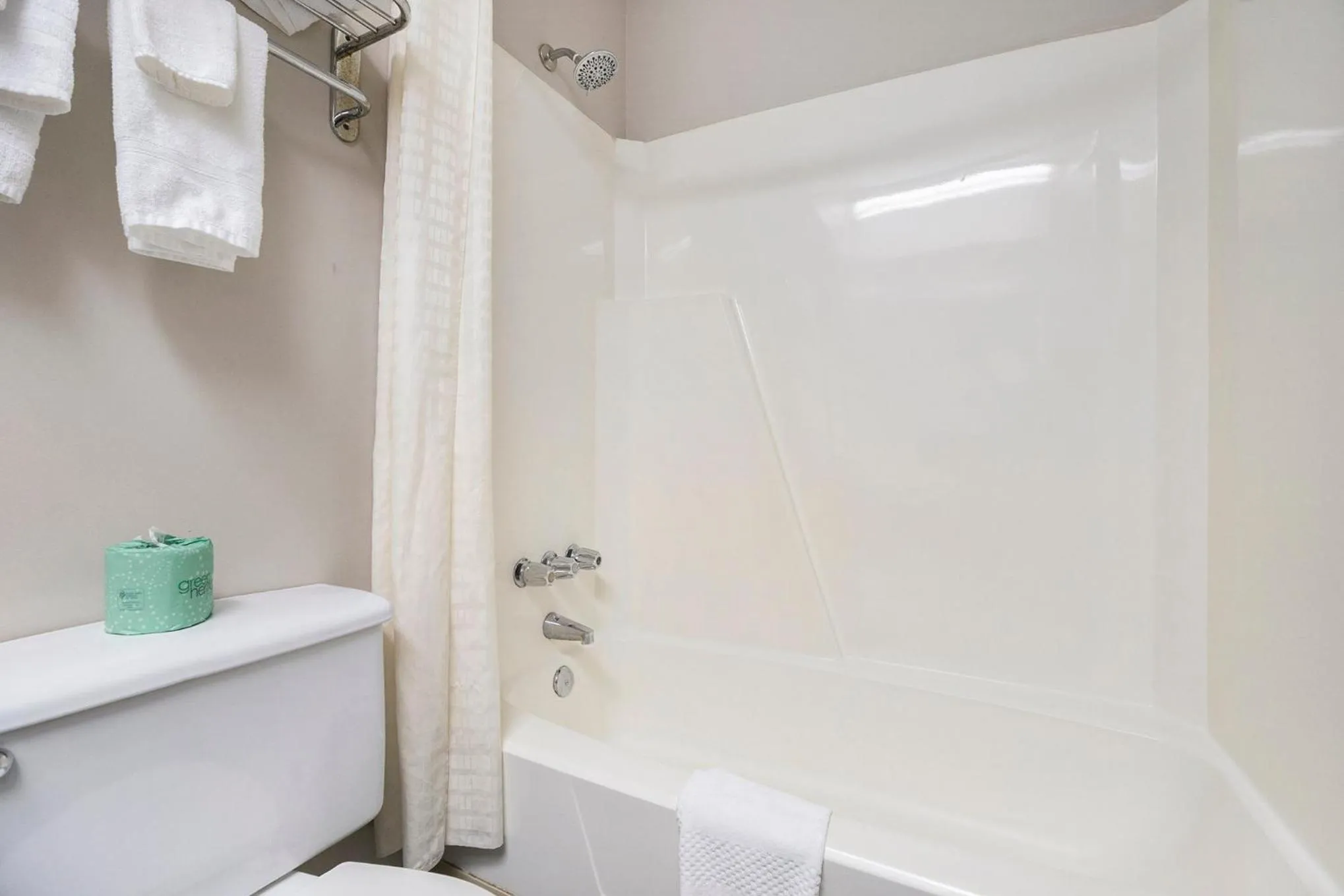 Days Inn & Suites by Wyndham Norton Shores Muskegon