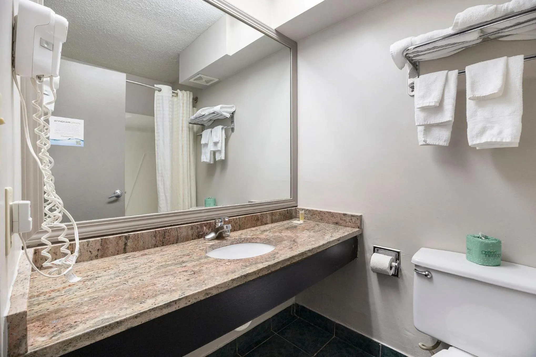 Days Inn & Suites by Wyndham Norton Shores Muskegon