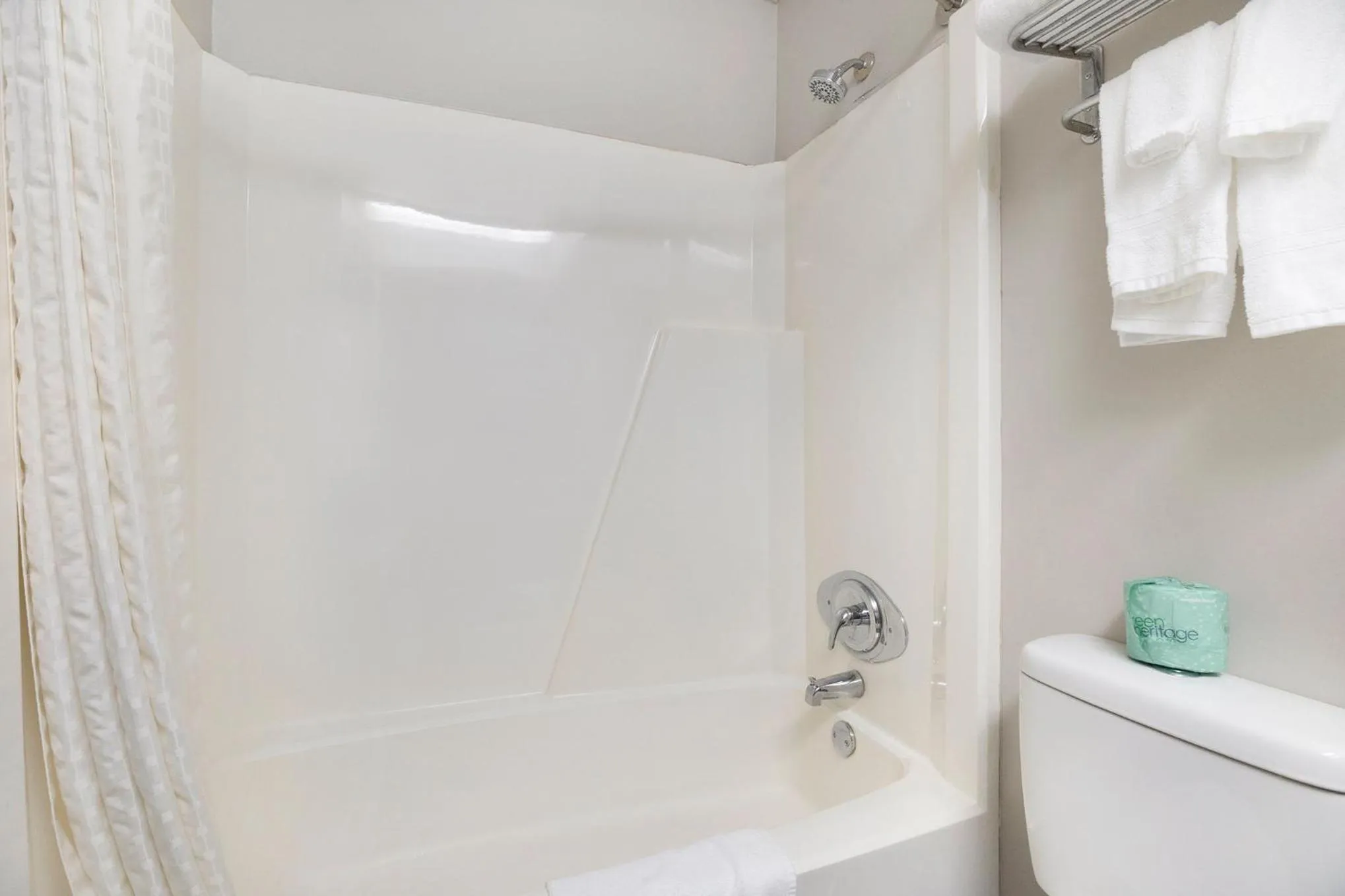 Days Inn & Suites by Wyndham Norton Shores Muskegon