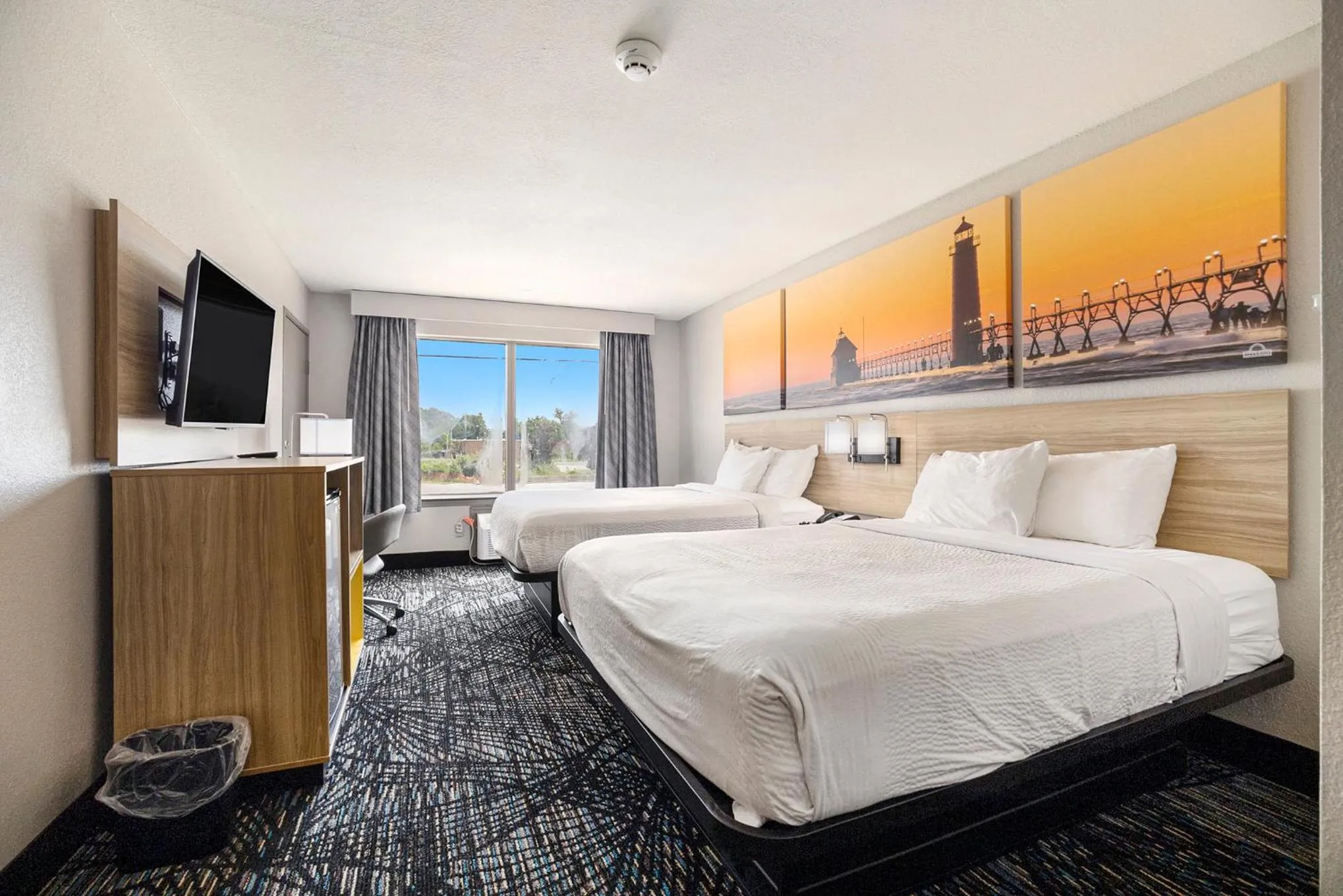 Bed in Days Inn & Suites by Wyndham Norton Shores Muskegon