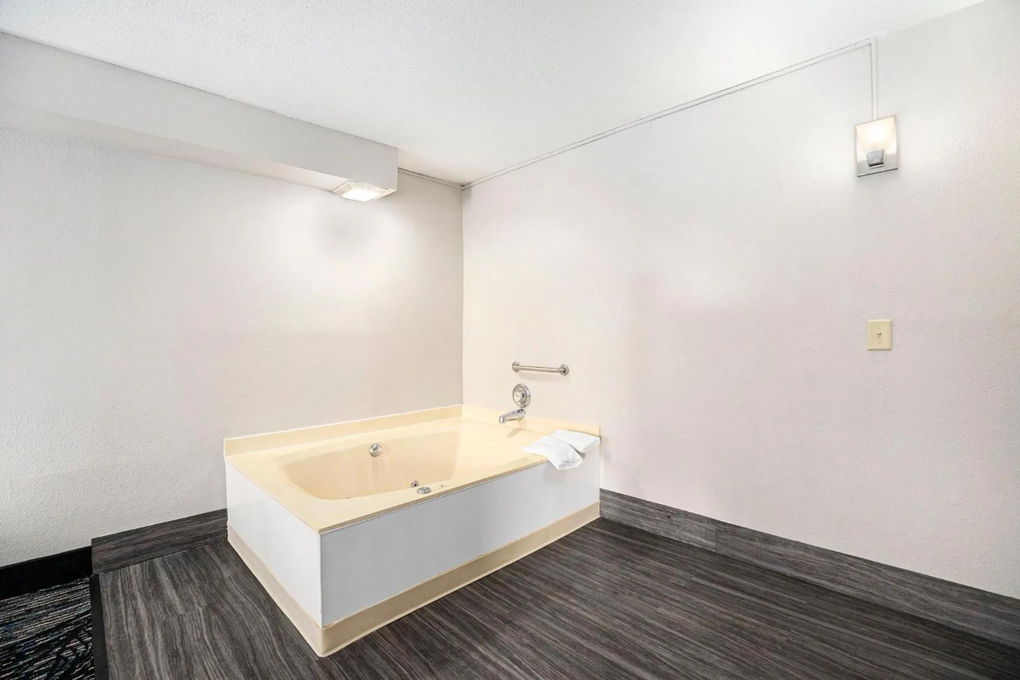 Days Inn & Suites by Wyndham Norton Shores Muskegon