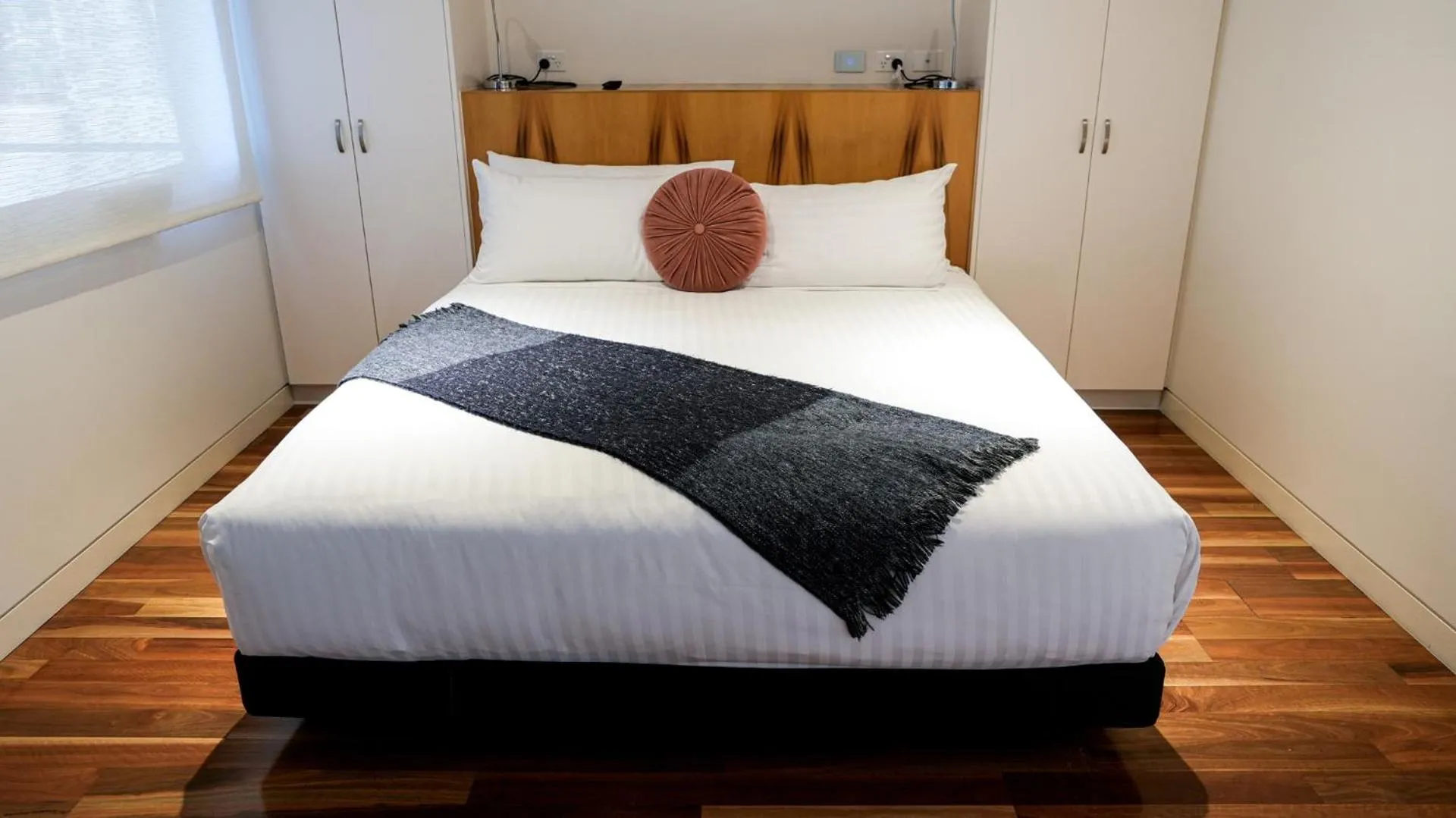 Bed in Salamanca Wharf Hotel