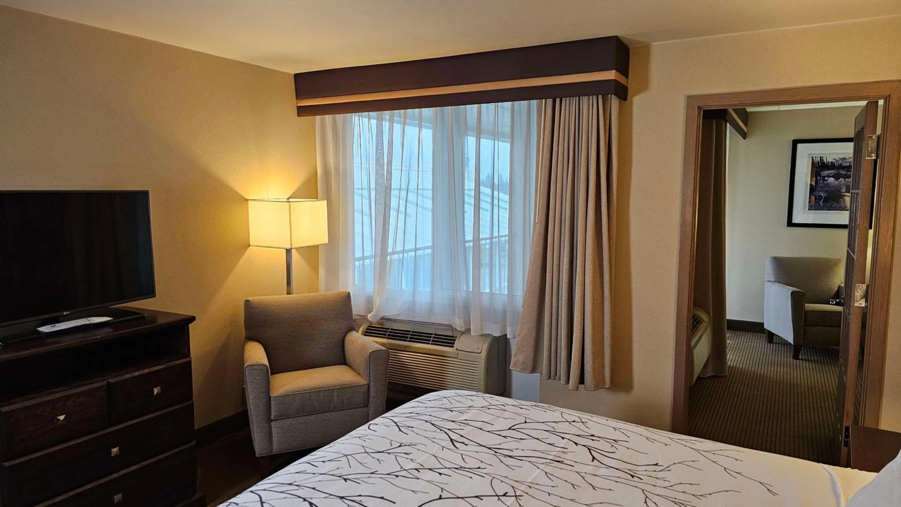 Photo of the whole room, Bed in Best Western Plus Coeur d'Alene Inn