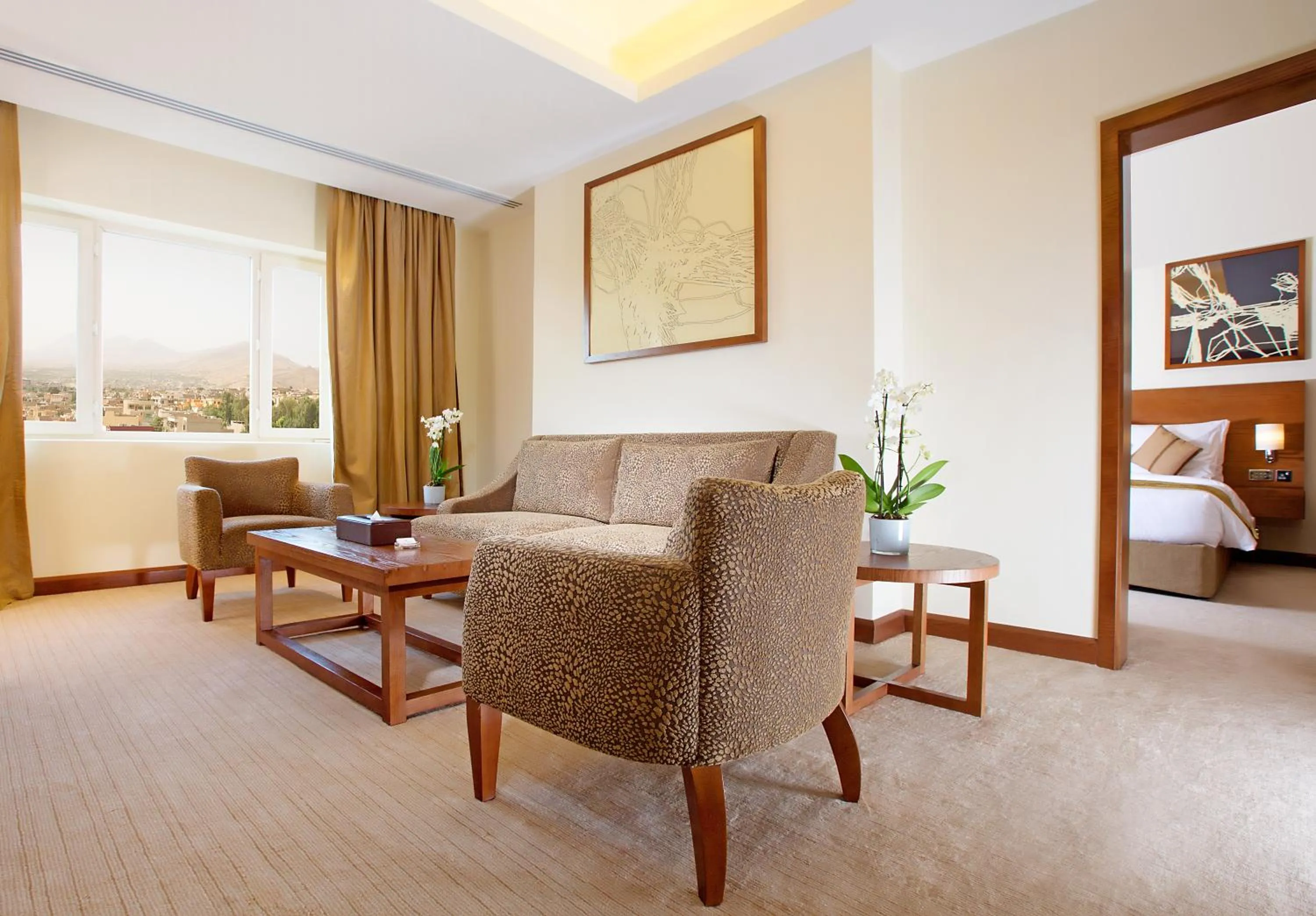 Living room, Bed in Copthorne Hotel Baranan