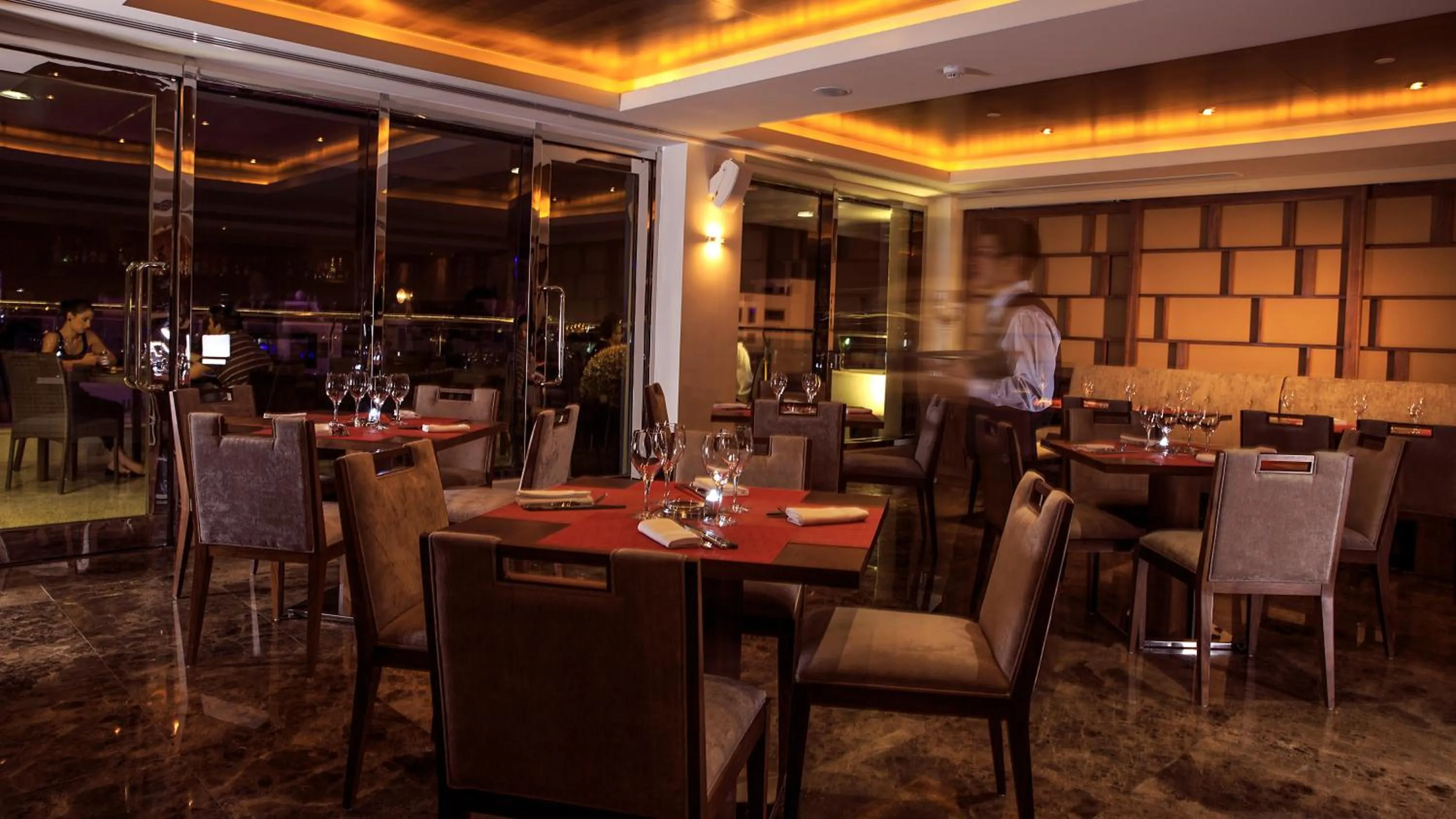 Restaurant/places to eat in Copthorne Hotel Baranan