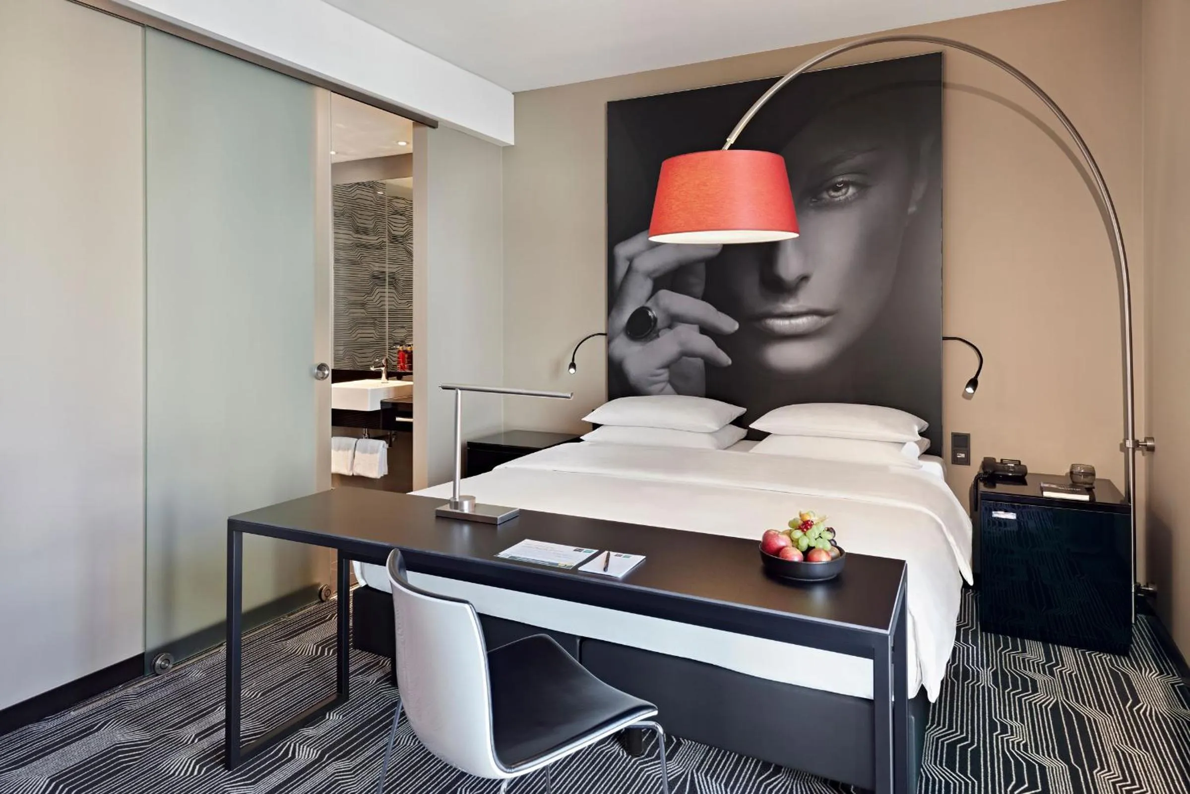 Toilet, Bed in LÉGÈRE HOTEL Tuttlingen