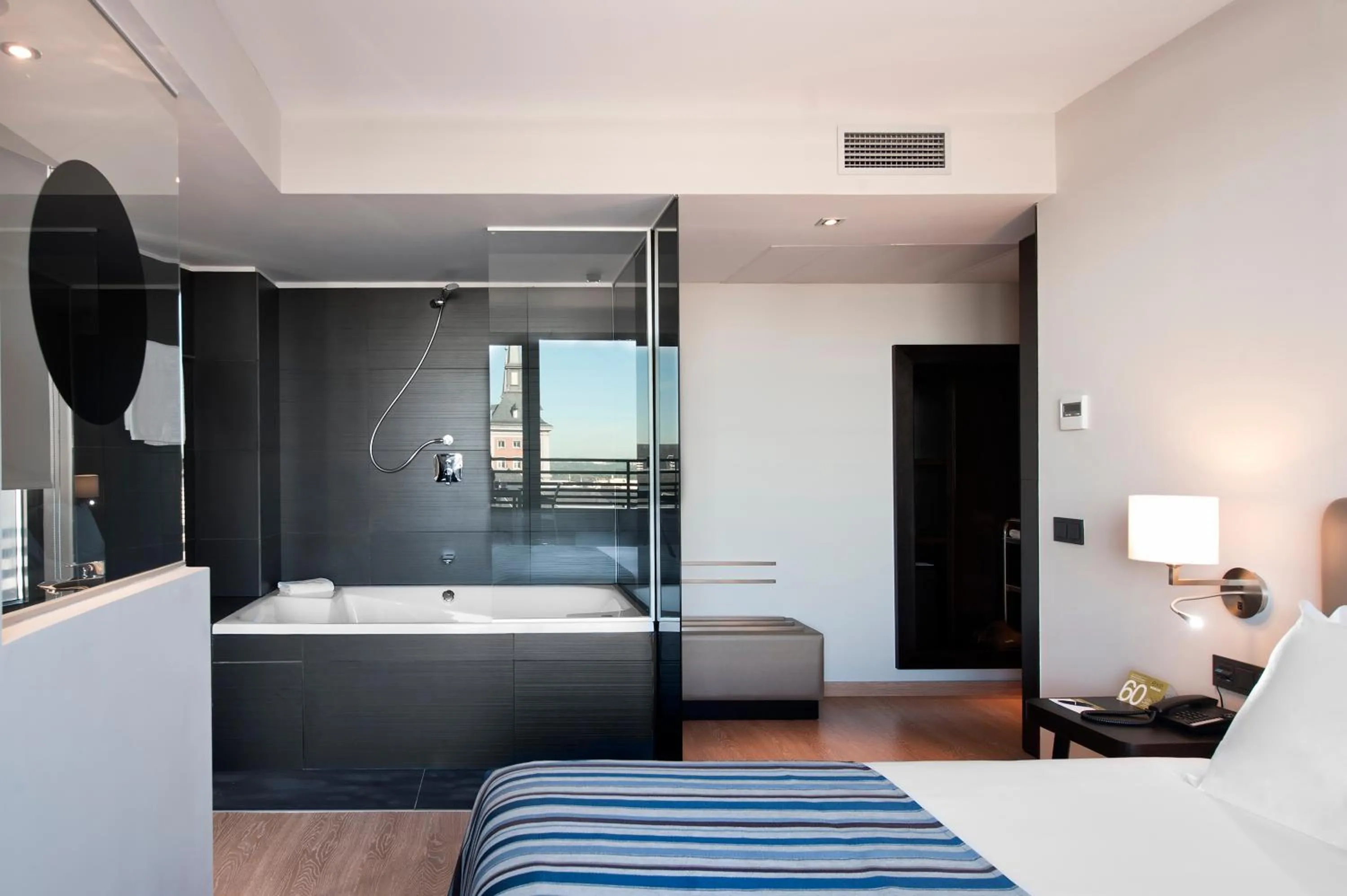 Photo of the whole room, Bed in Exe Moncloa