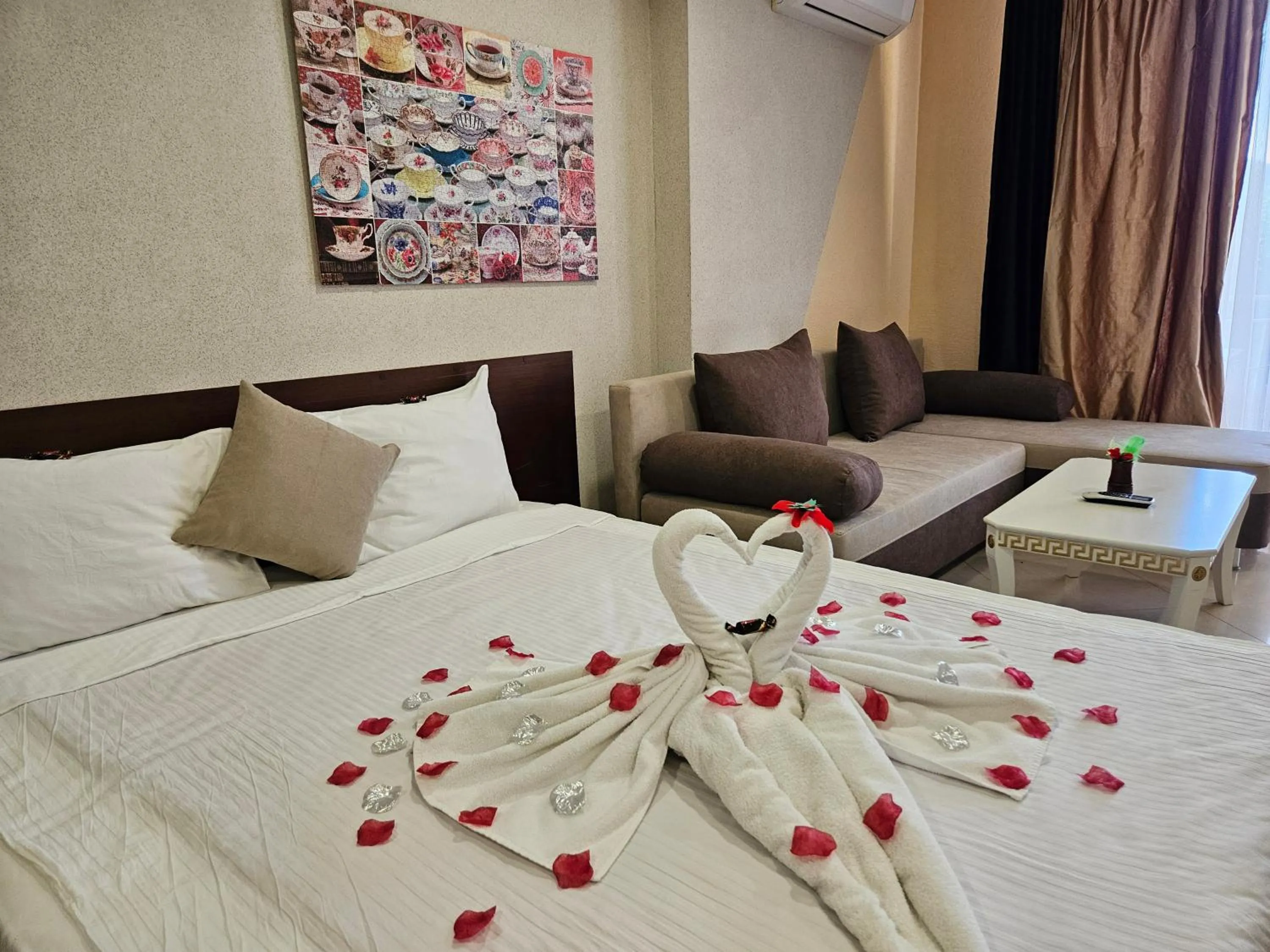 Bedroom, Bed in Paralax Hotel