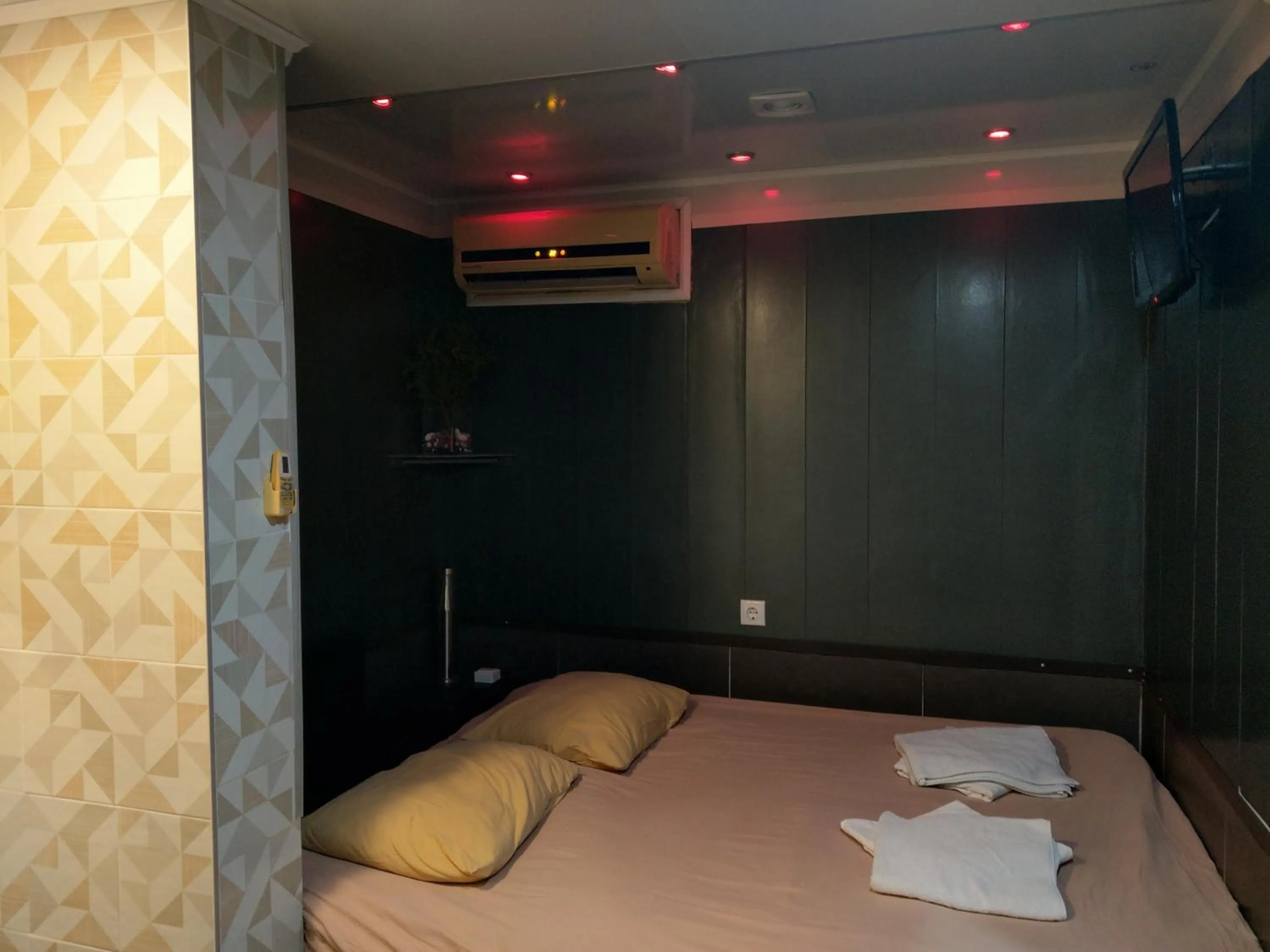 Bedroom, Bed in Paralax Hotel