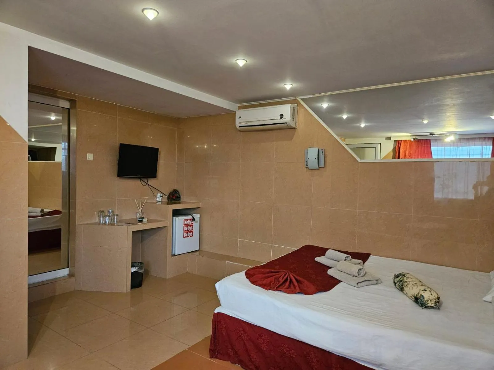 Bedroom, Bed in Paralax Hotel