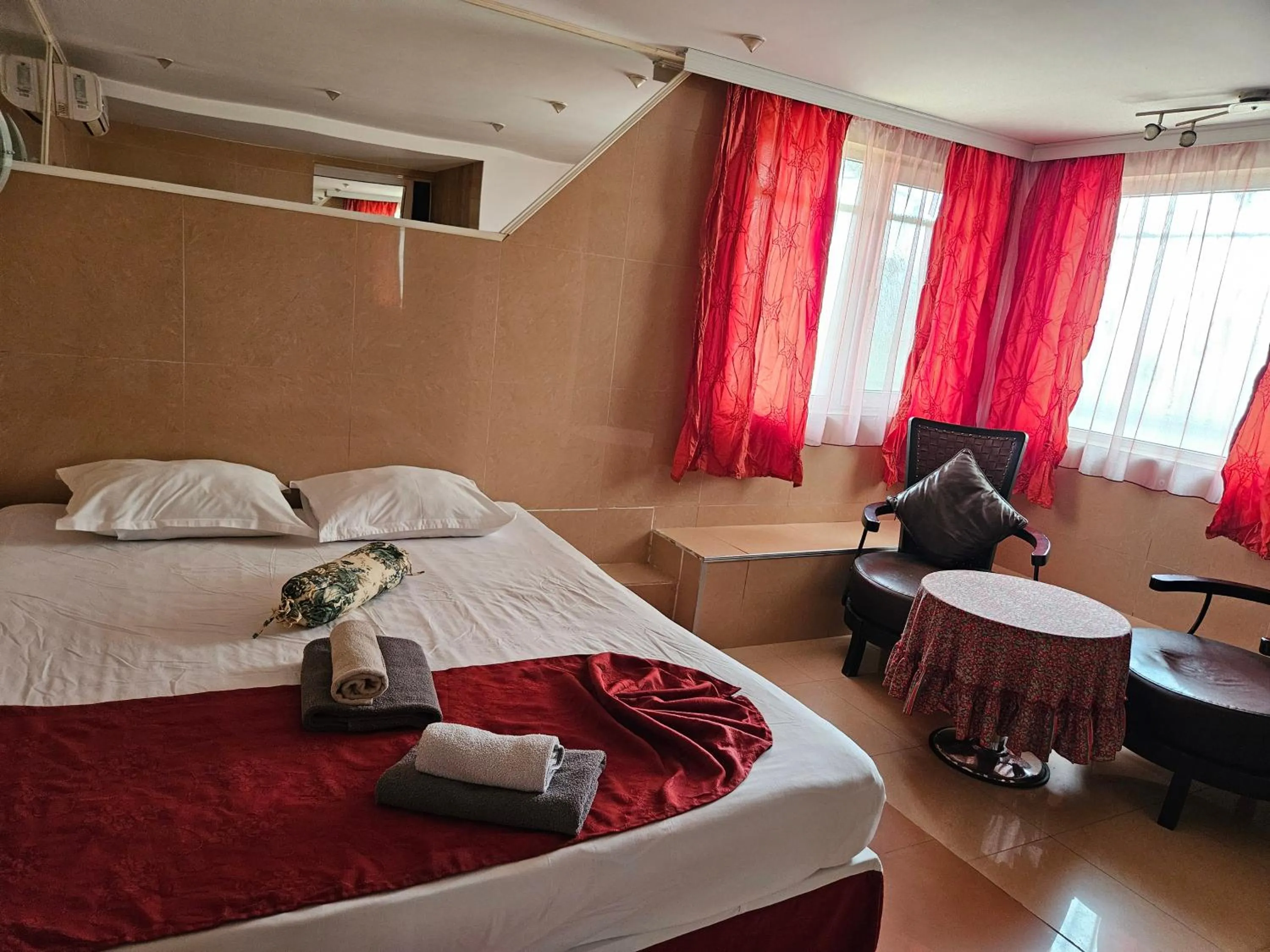 Seating area, Bed in Paralax Hotel