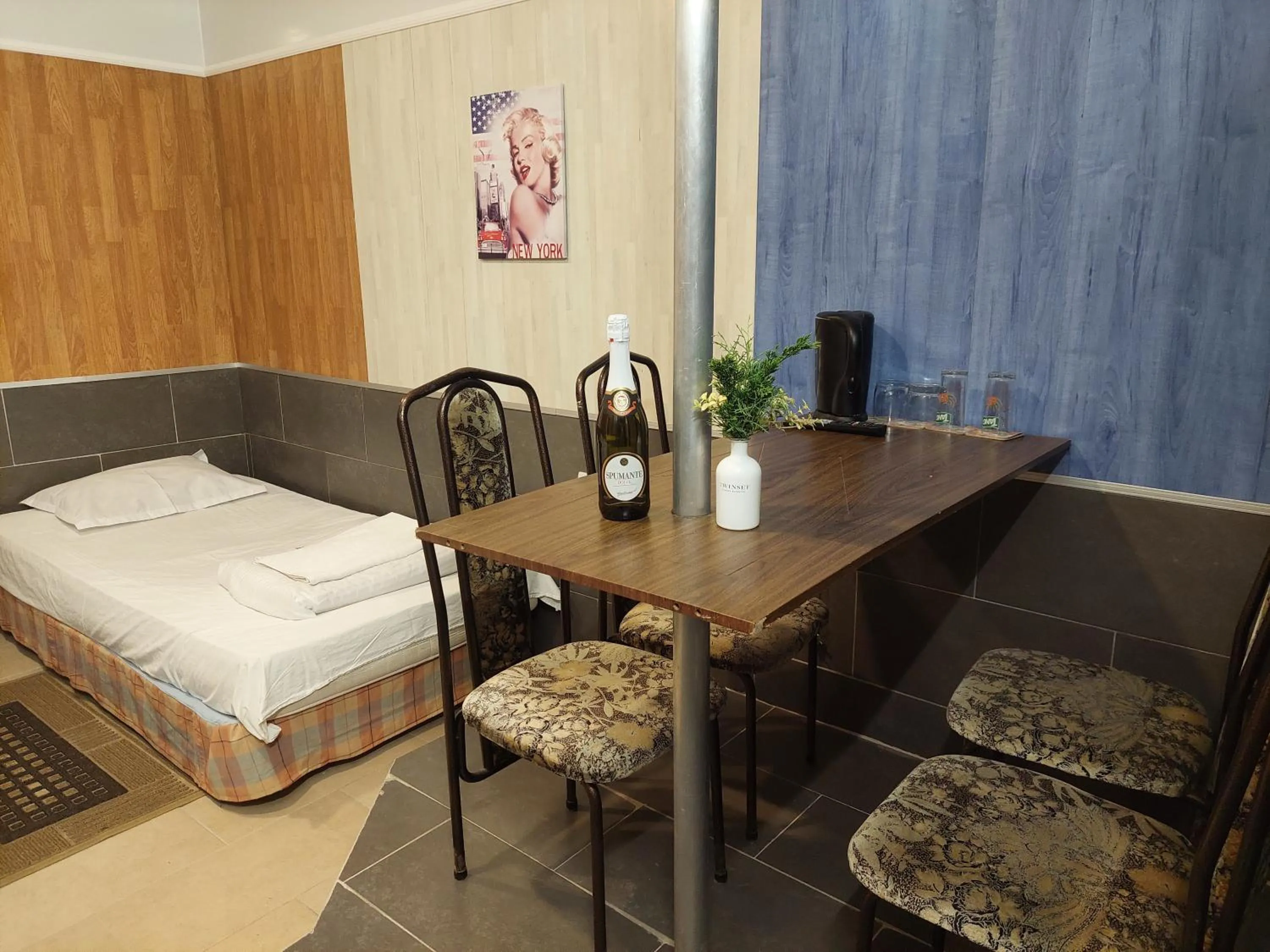 Dining area, Bed in Paralax Hotel