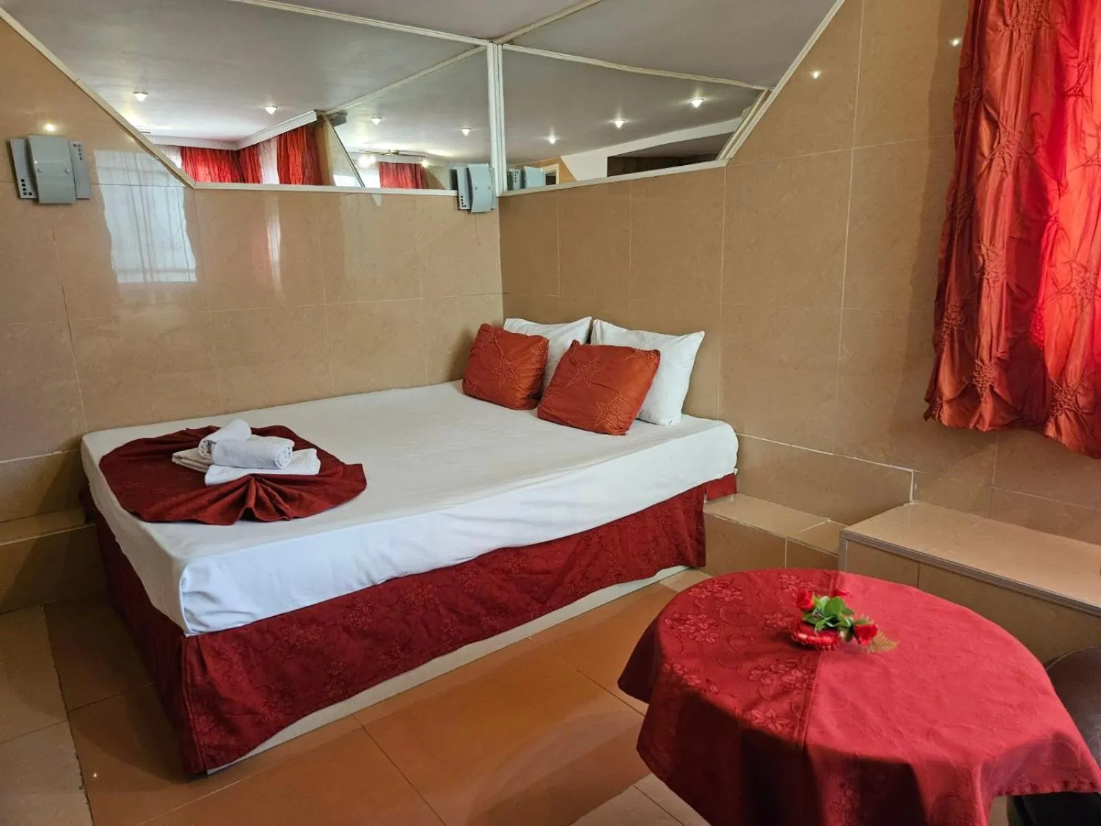 Bedroom, Bed in Paralax Hotel