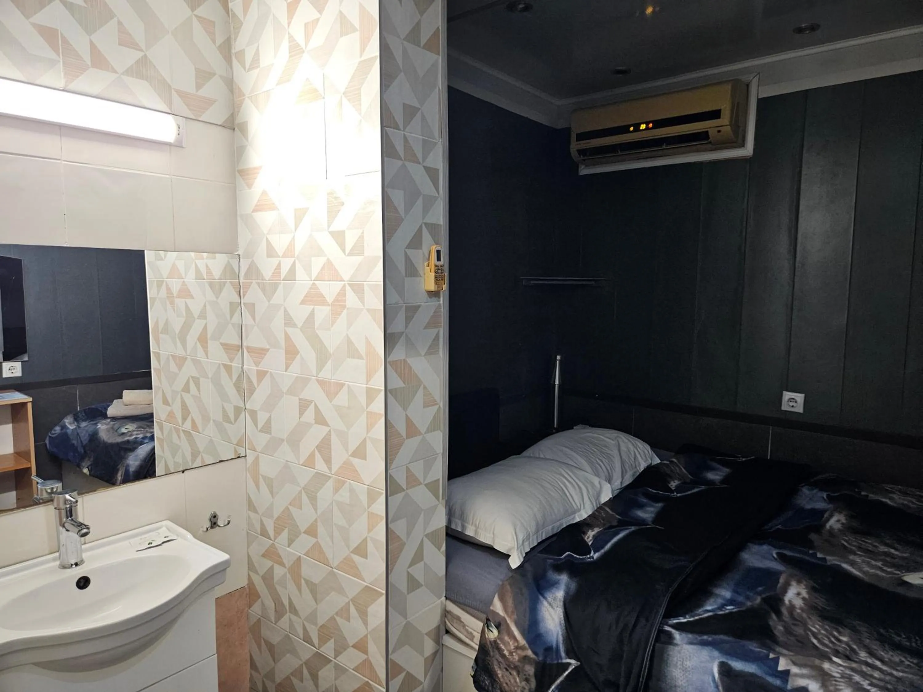 Bathroom, Bed in Paralax Hotel