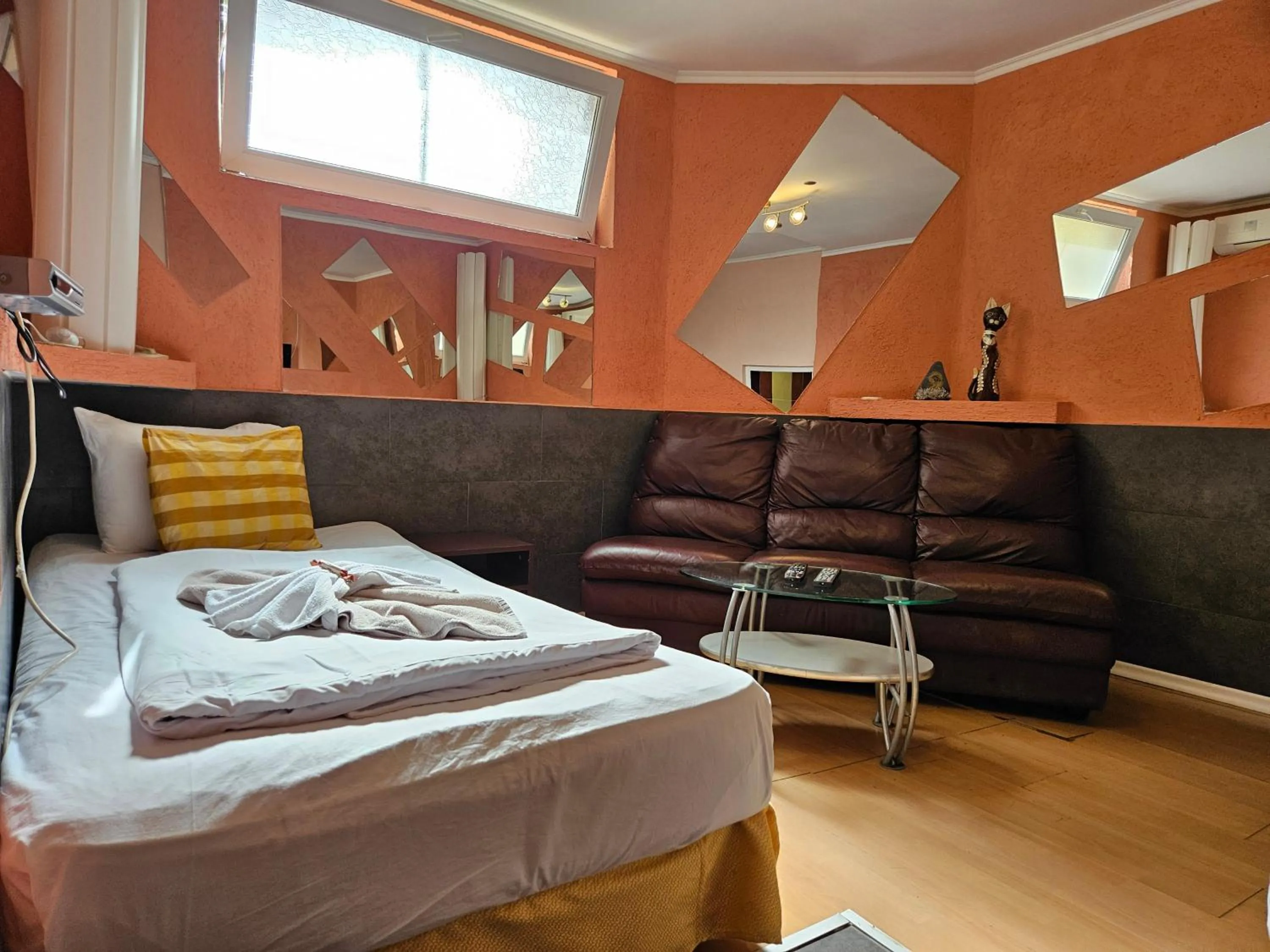 Bedroom, Bed in Paralax Hotel