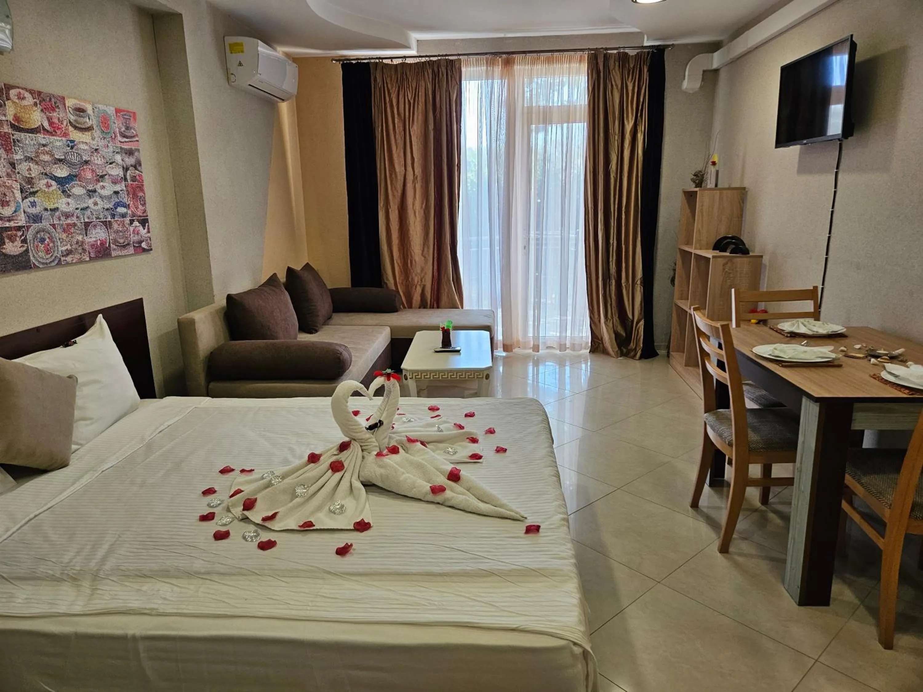 Bedroom, Bed in Paralax Hotel