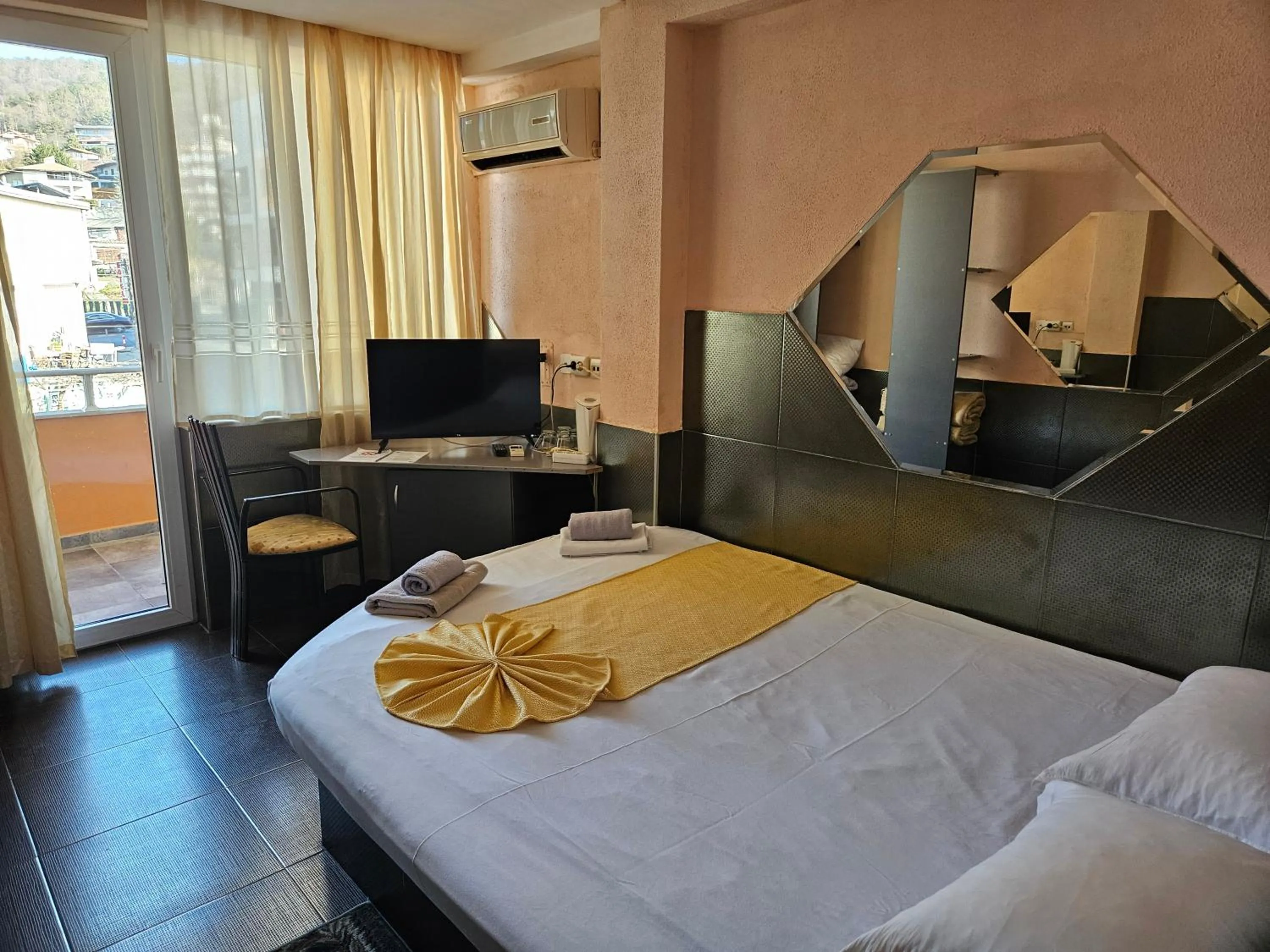 Bedroom, Bed in Paralax Hotel