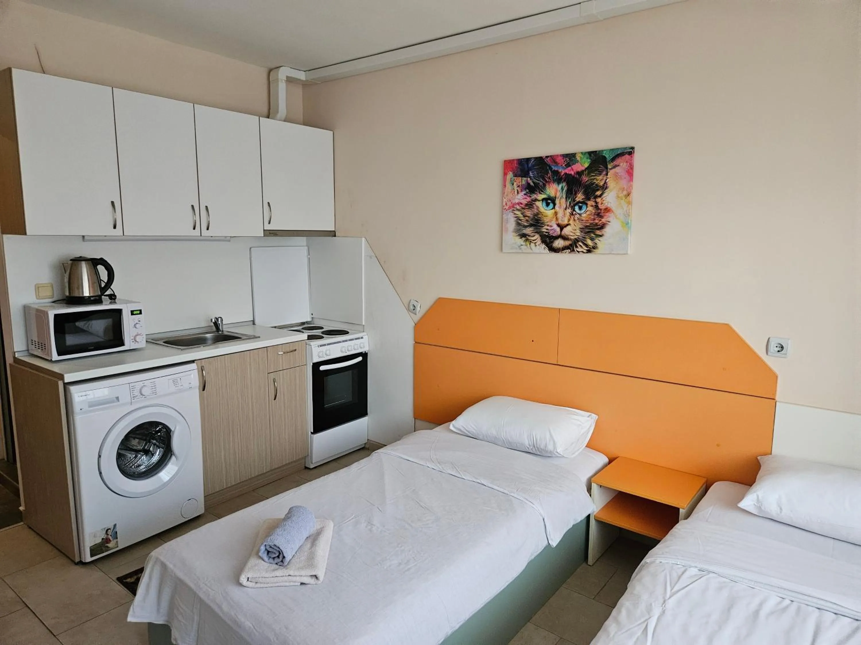 Kitchen or kitchenette, Bed in Paralax Hotel