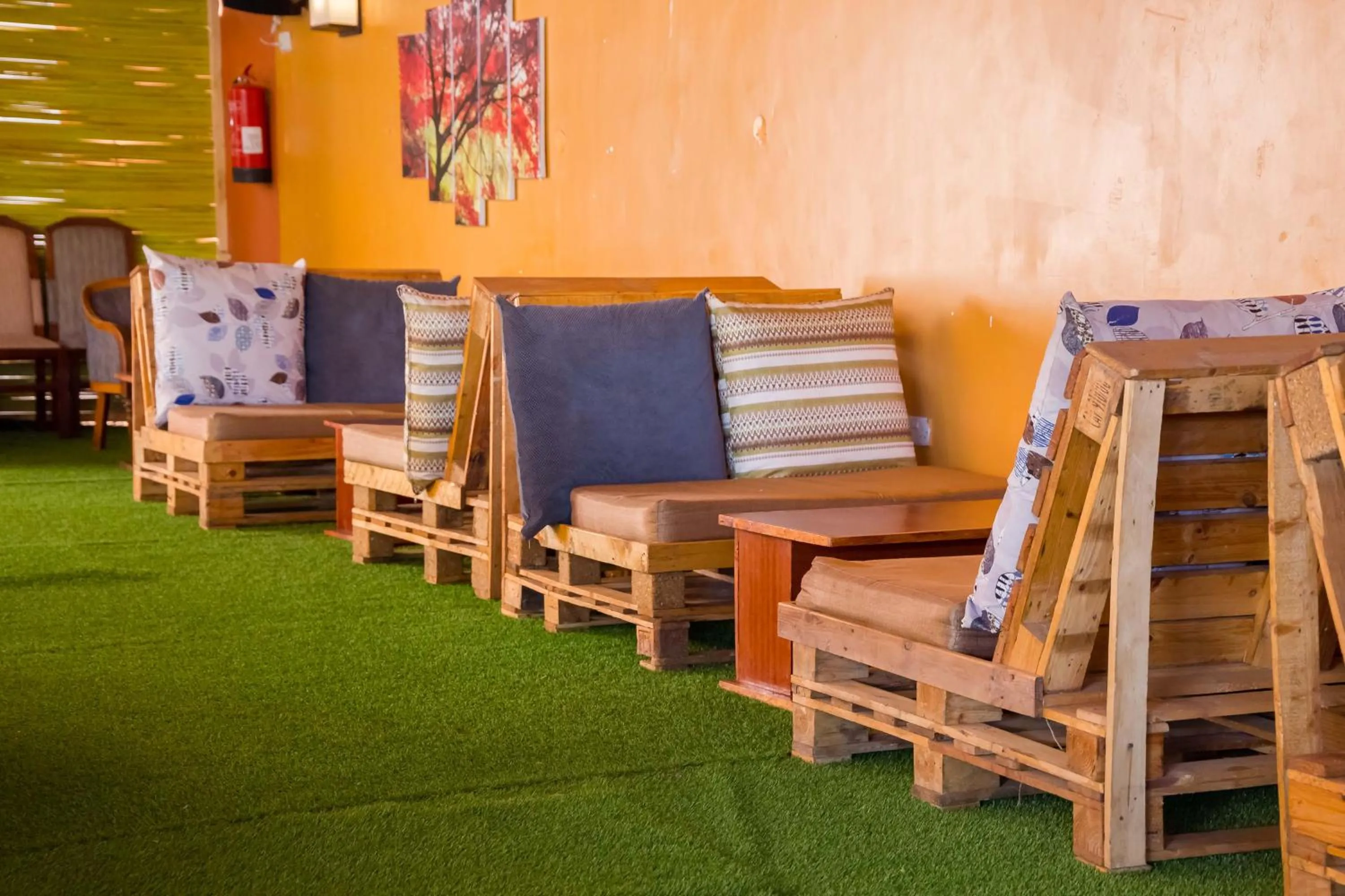 Restaurant/places to eat in Maple Inn Hotel