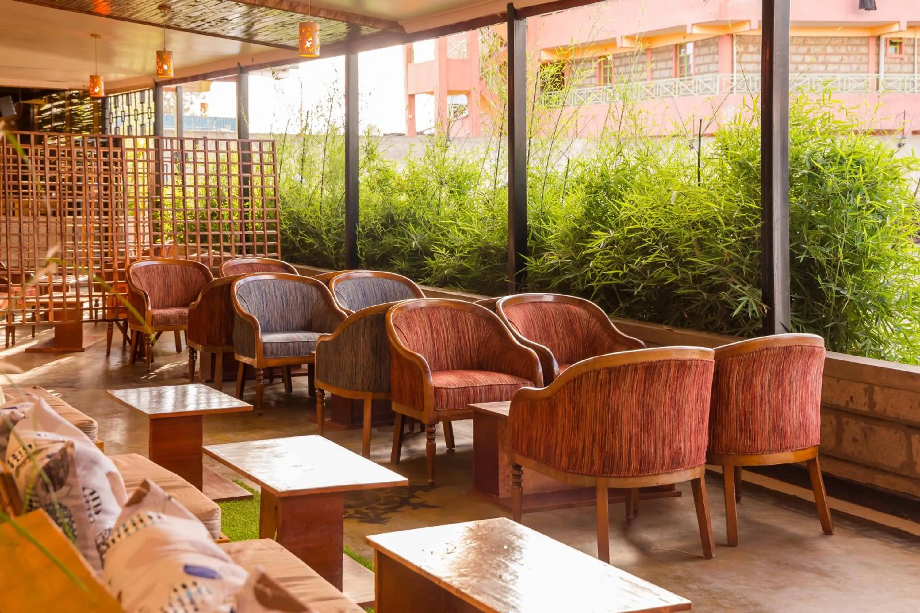 Restaurant/places to eat in Maple Inn Hotel