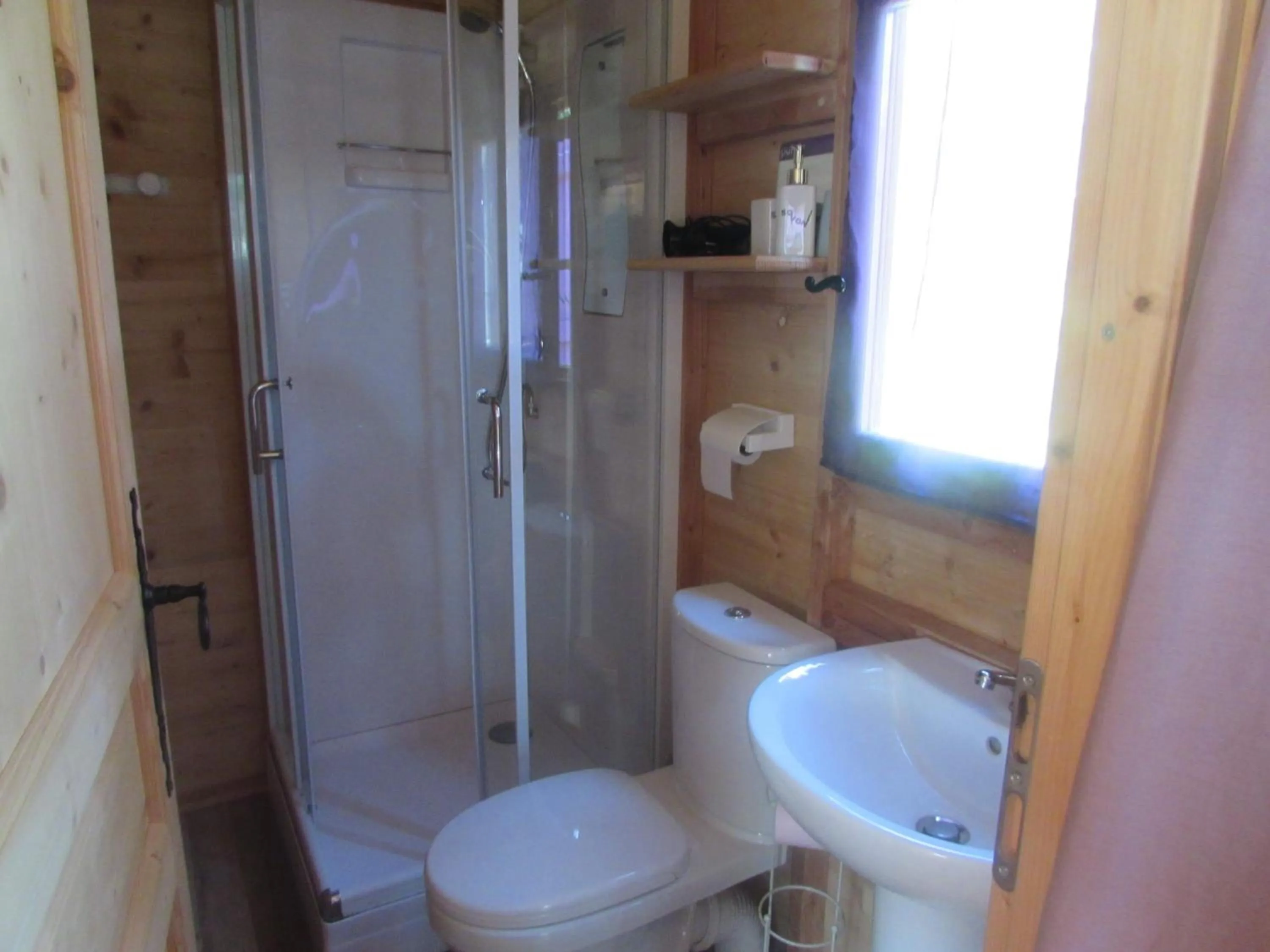 Property building in Camping, Hôtel De Plein Air Les Cariamas