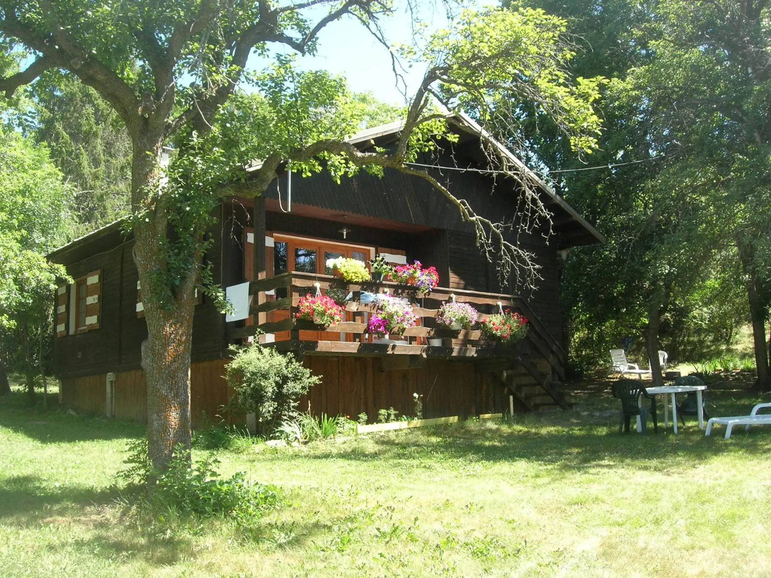 Three-Bedroom Chalet in Camping, Hôtel De Plein Air Les Cariamas Three-Bedroom Chalet in Camping, Hôtel De Plein Air Les Cariamas