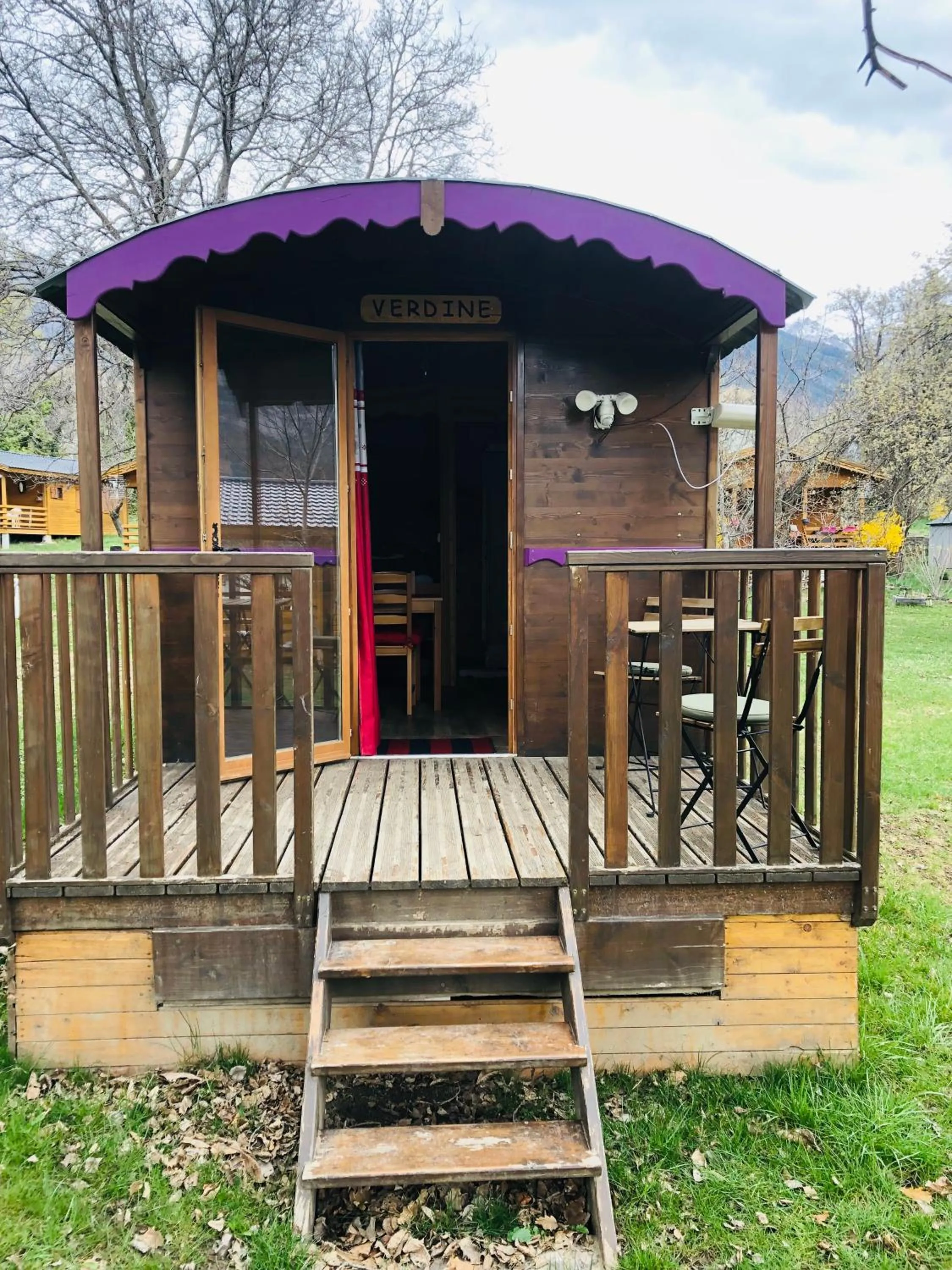 Spring in Camping, Hôtel De Plein Air Les Cariamas