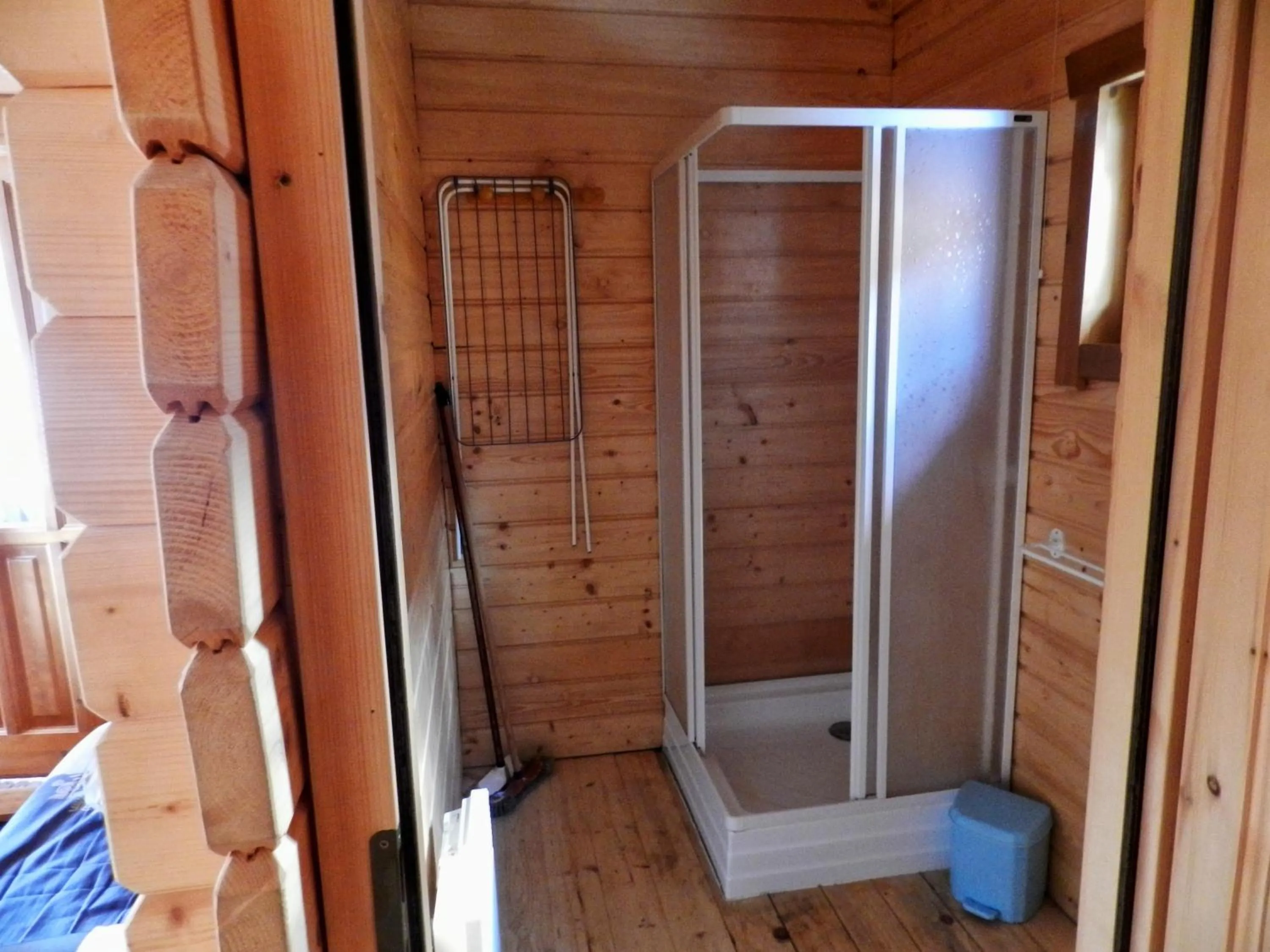 Shower in Camping, Hôtel De Plein Air Les Cariamas