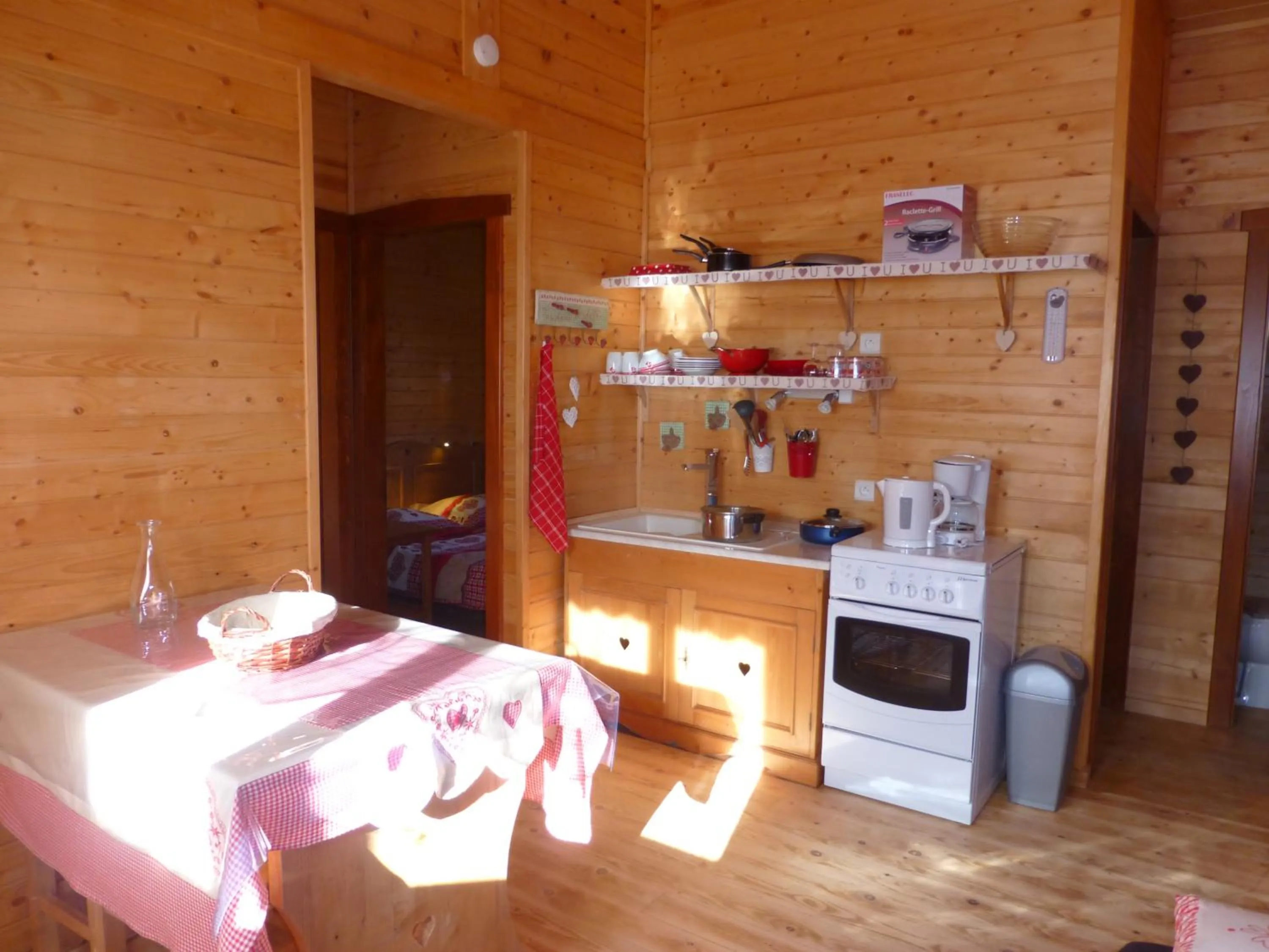 Kitchen or kitchenette, Bed in Camping, Hôtel De Plein Air Les Cariamas