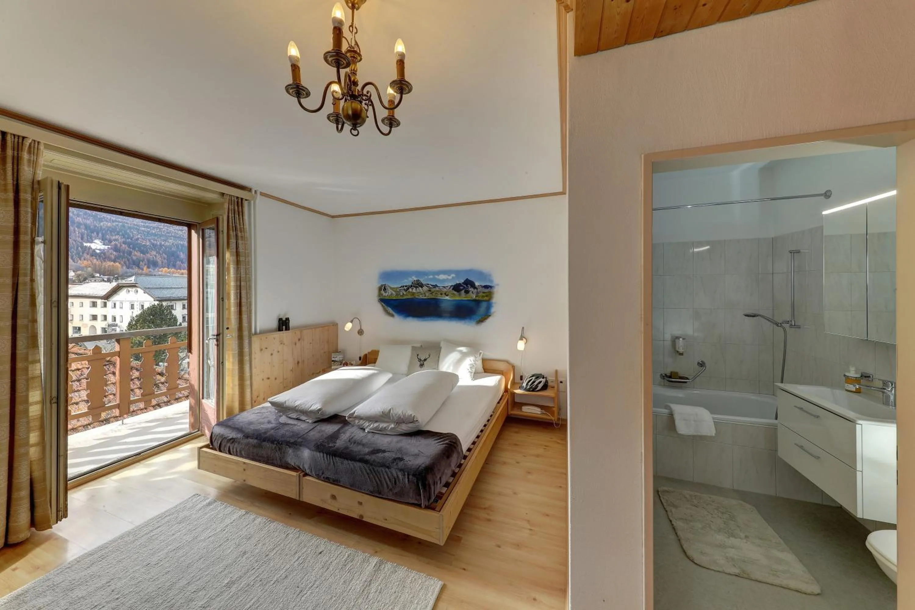 Bathroom, Bed in Hotel Schweizerhof Sta Maria