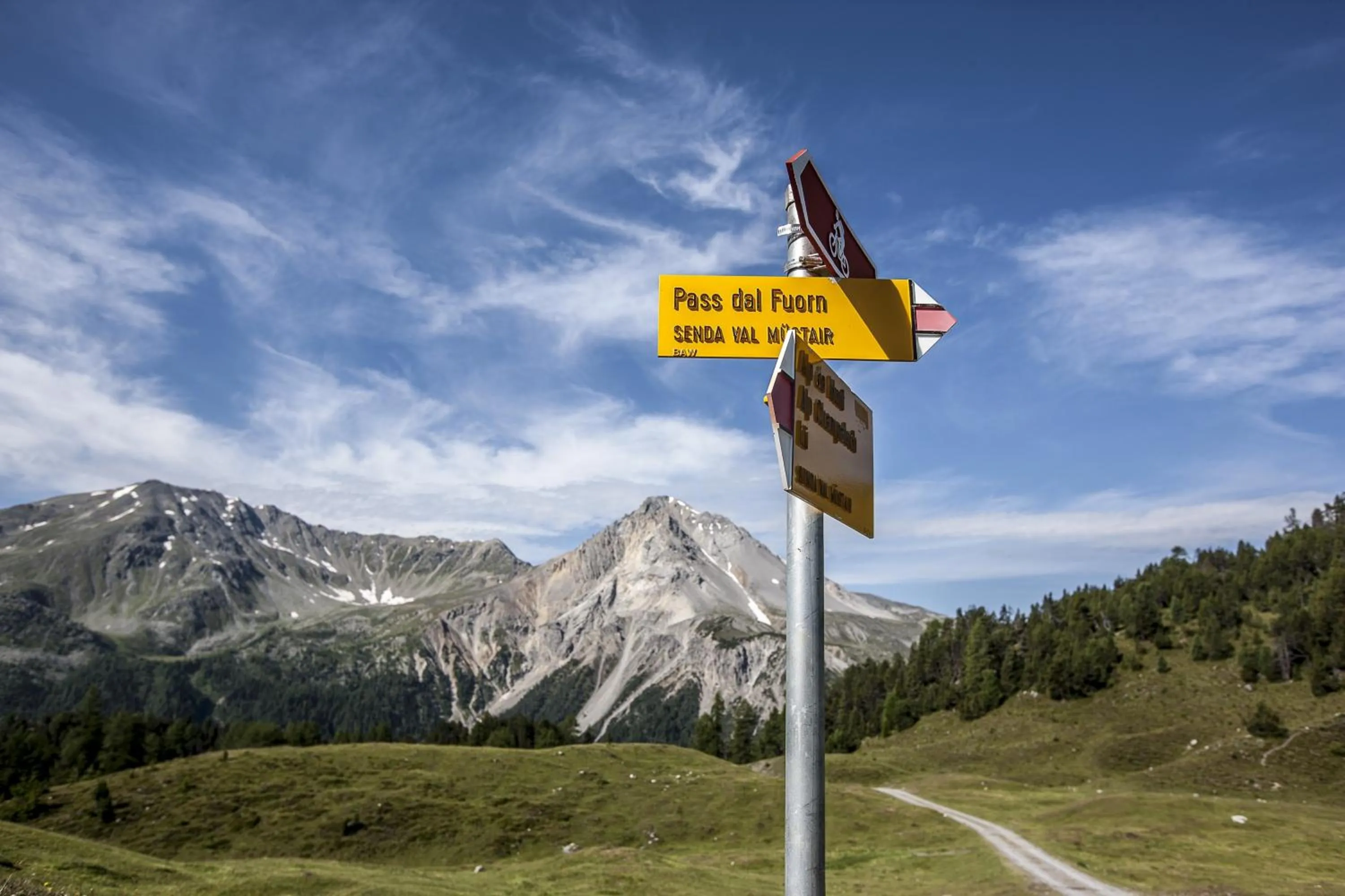 Hiking in Hotel Schweizerhof Sta Maria