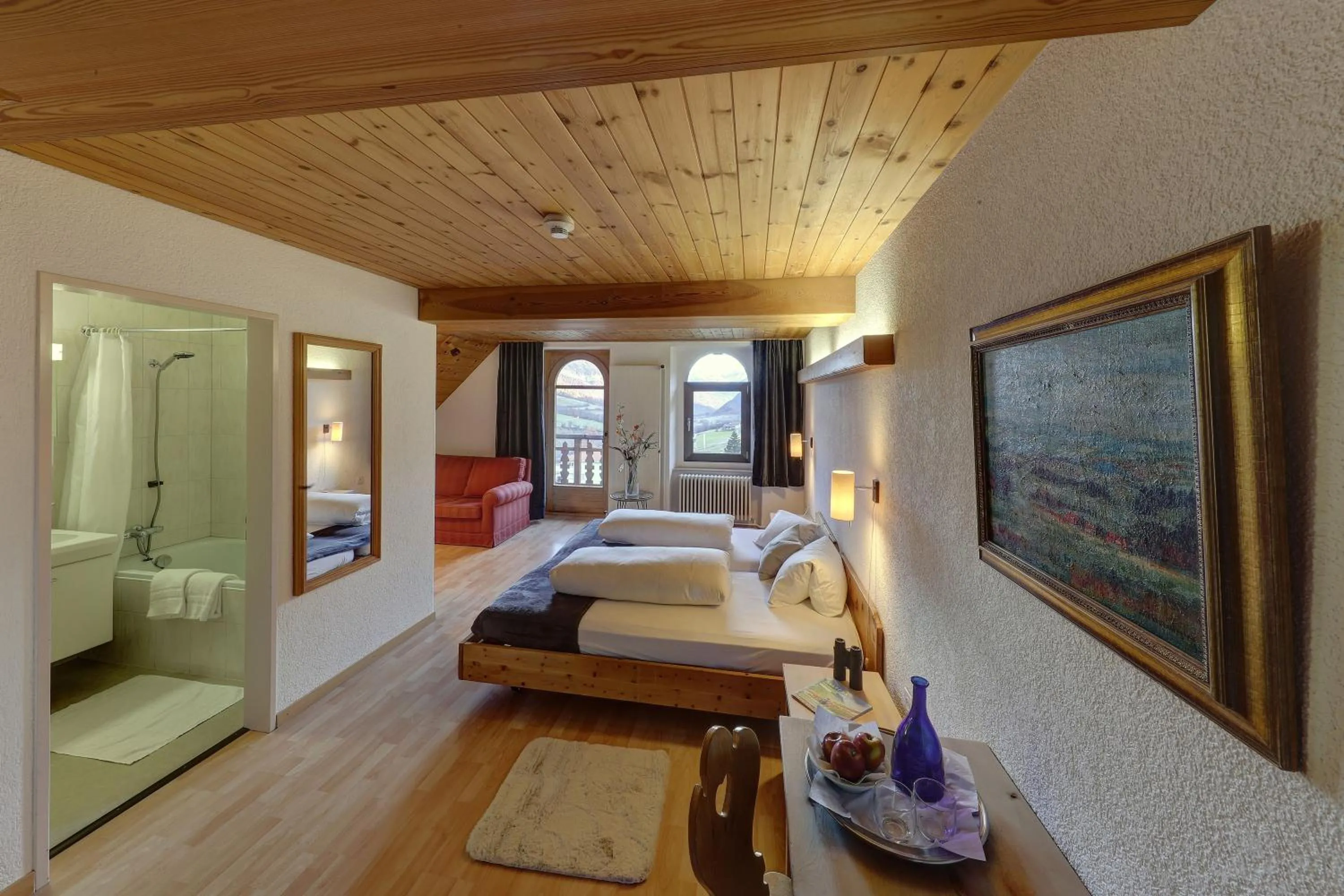 Bathroom, Bed in Hotel Schweizerhof Sta Maria