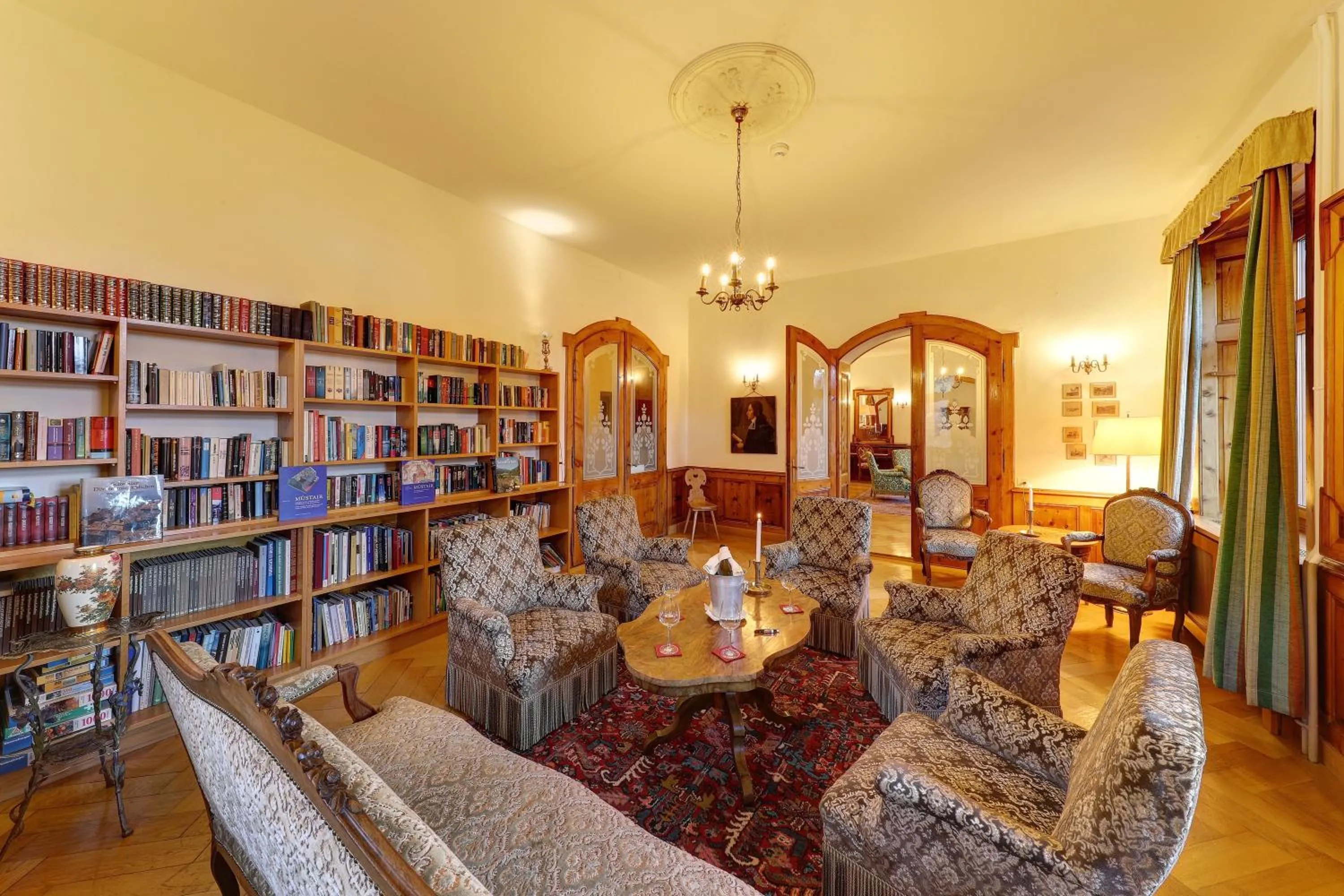 Library in Hotel Schweizerhof Sta Maria
