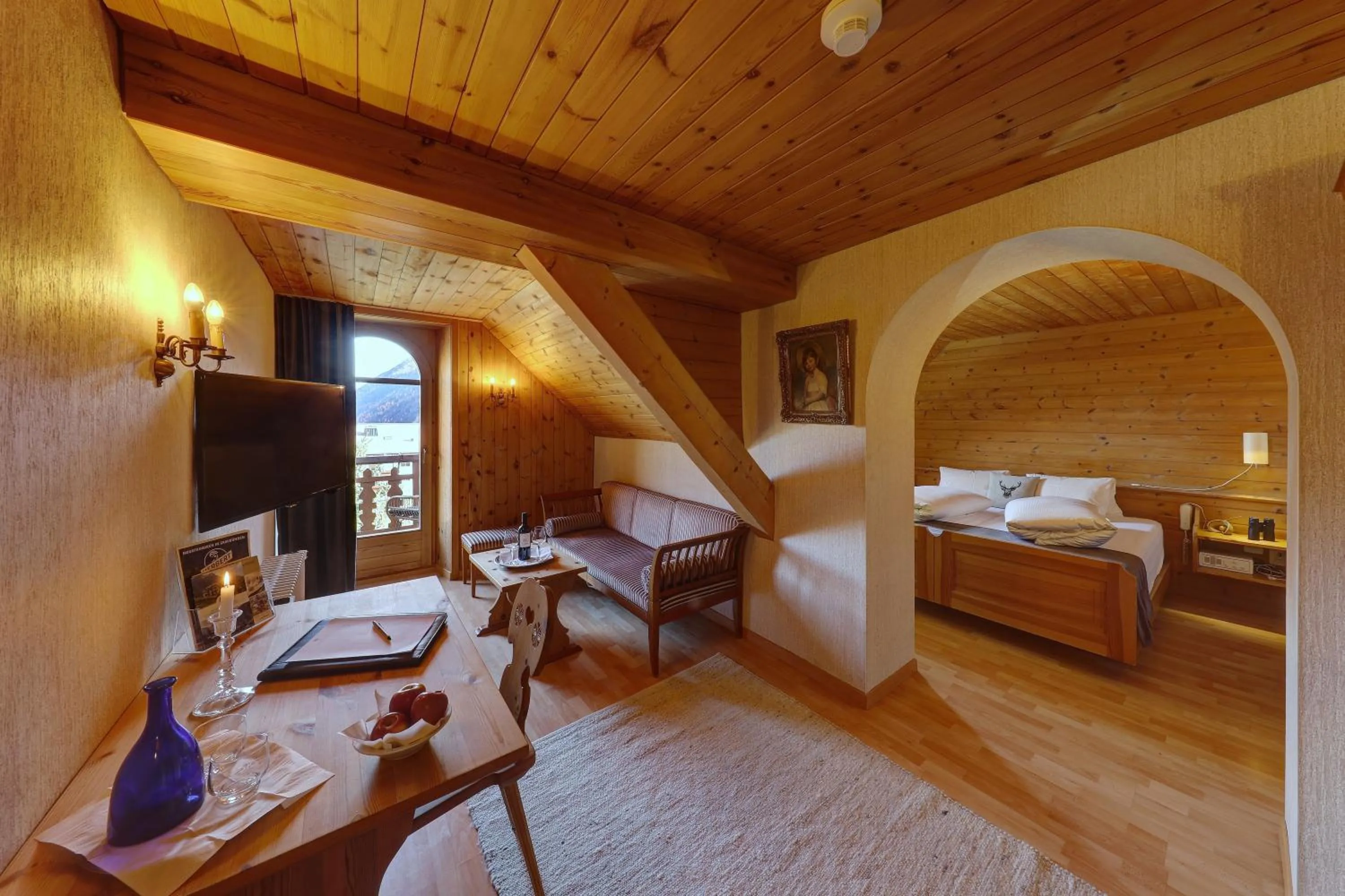 Living room, Bed in Hotel Schweizerhof Sta Maria