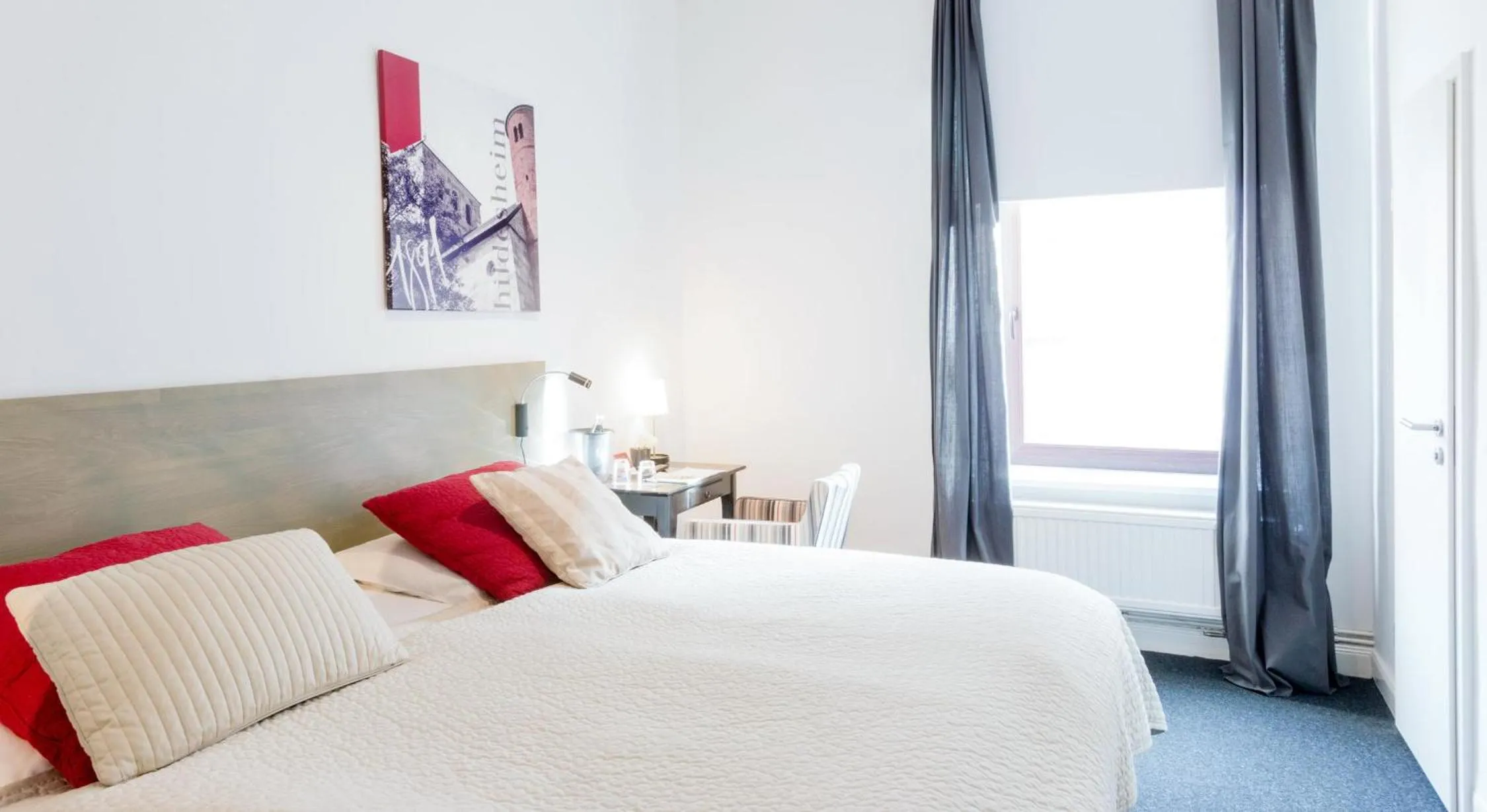 Photo of the whole room, Bed in 1891 Hildesheim Boutique Hotel