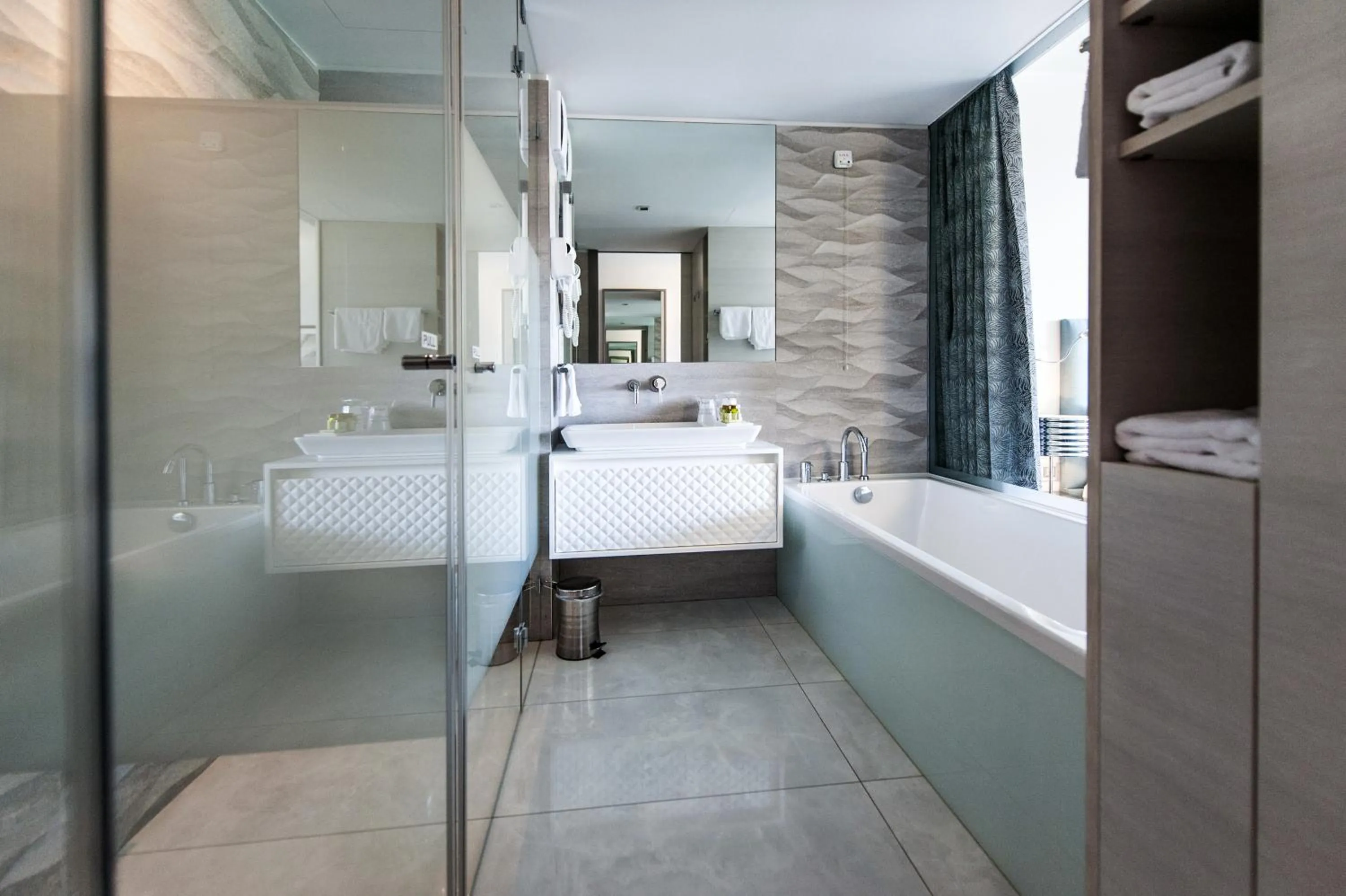 Shower, Bed in Hotel Arupinum