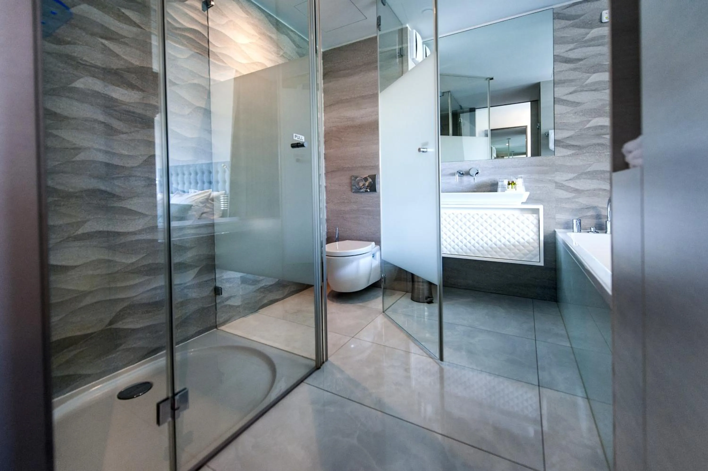 Shower in Hotel Arupinum