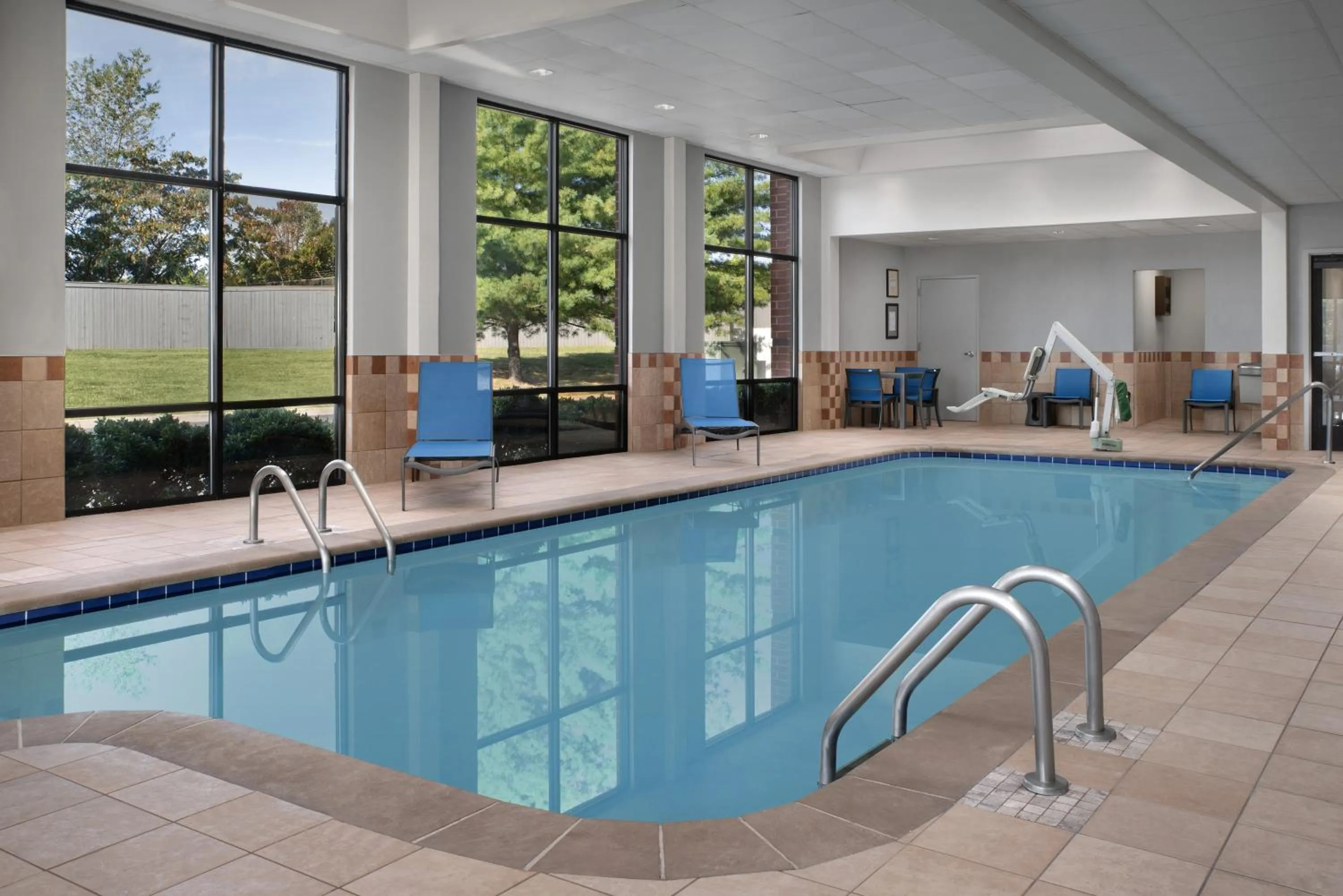 Swimming pool in Hampton Inn & Suites-Knoxville/North I-75
