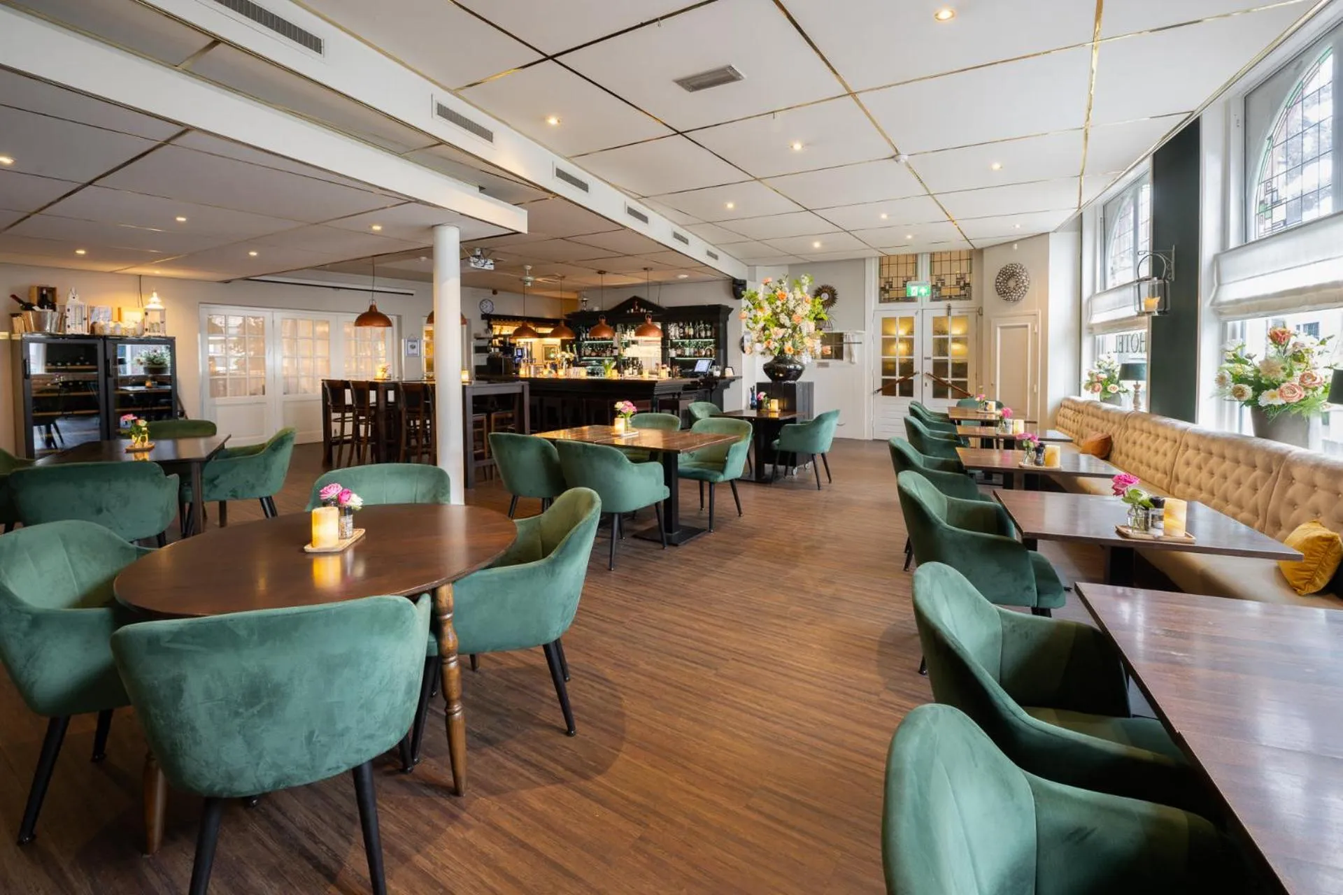 Restaurant/places to eat in Hotel Royal