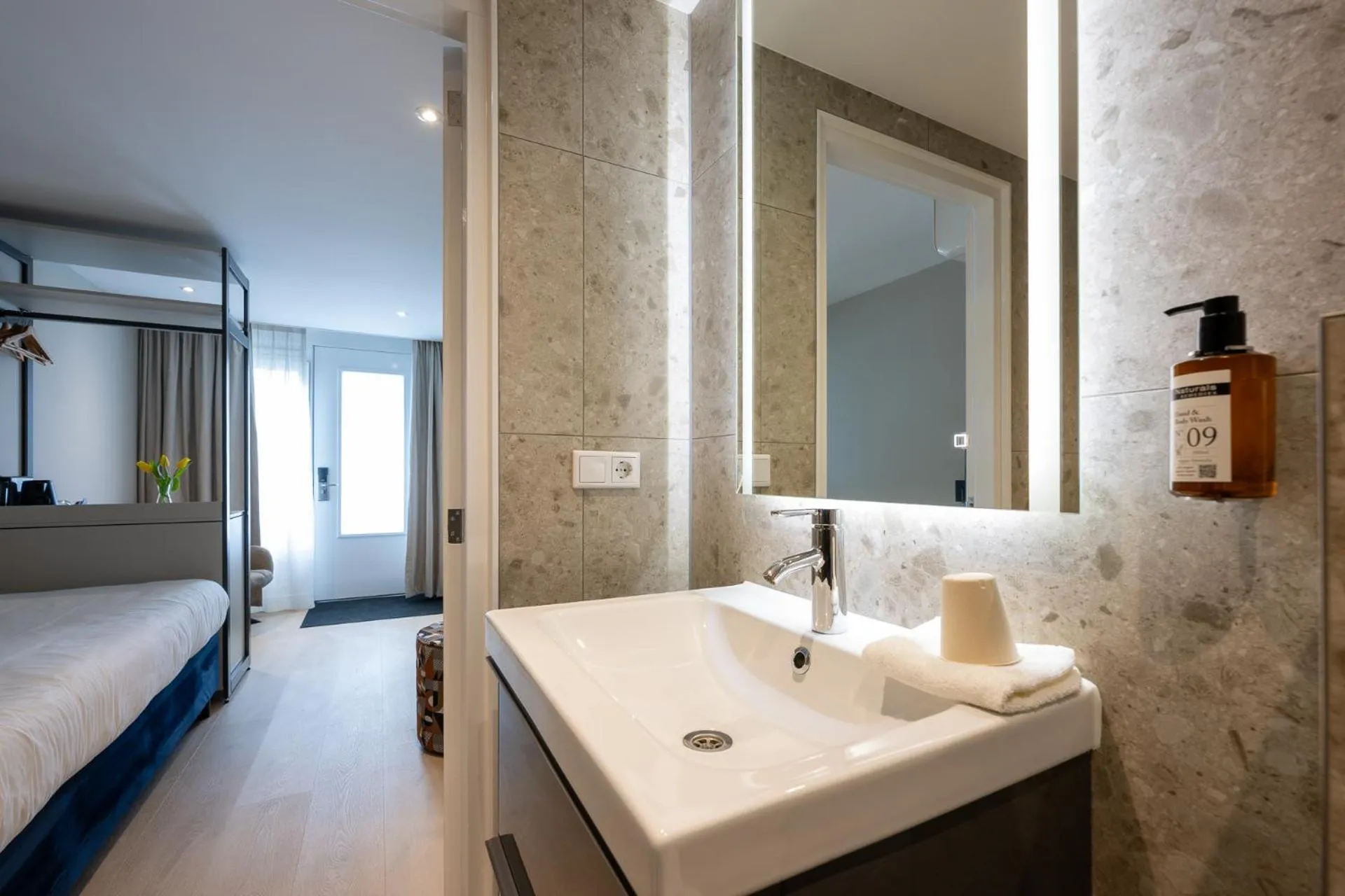 Bathroom, Bed in Hotel Royal