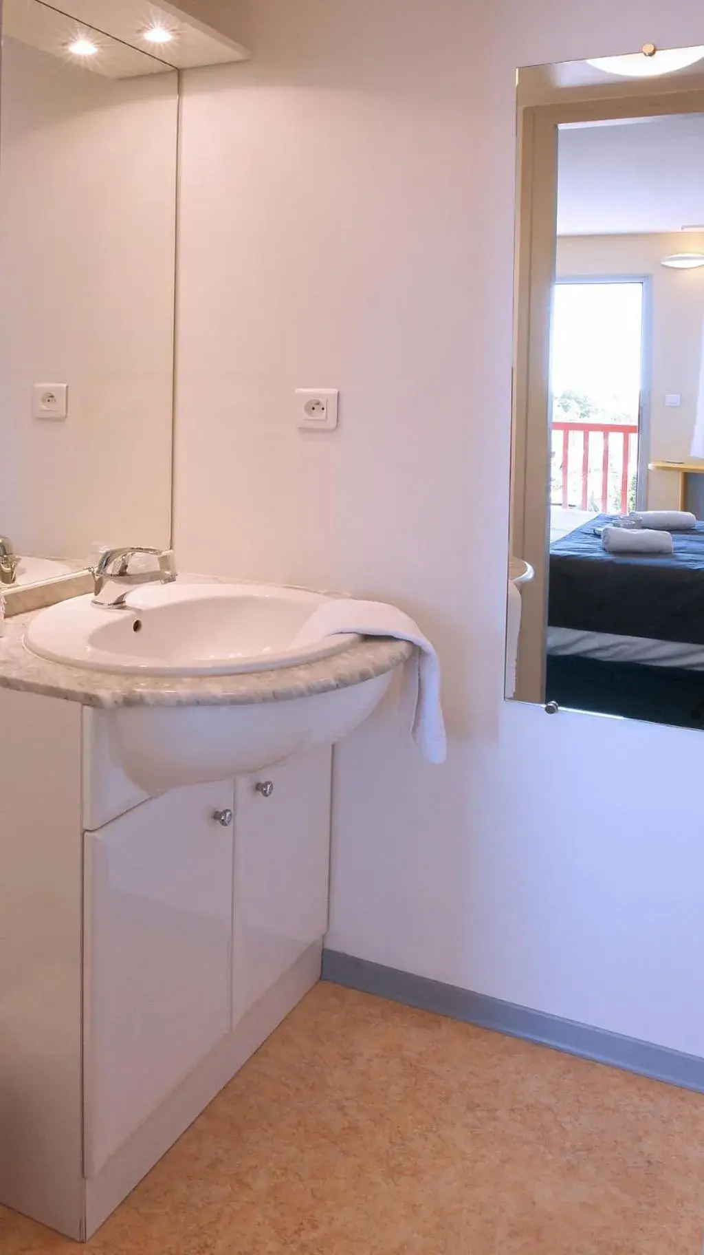 Twin Room in Couett' Hotel Rumilly Twin Room in Couett' Hotel Rumilly