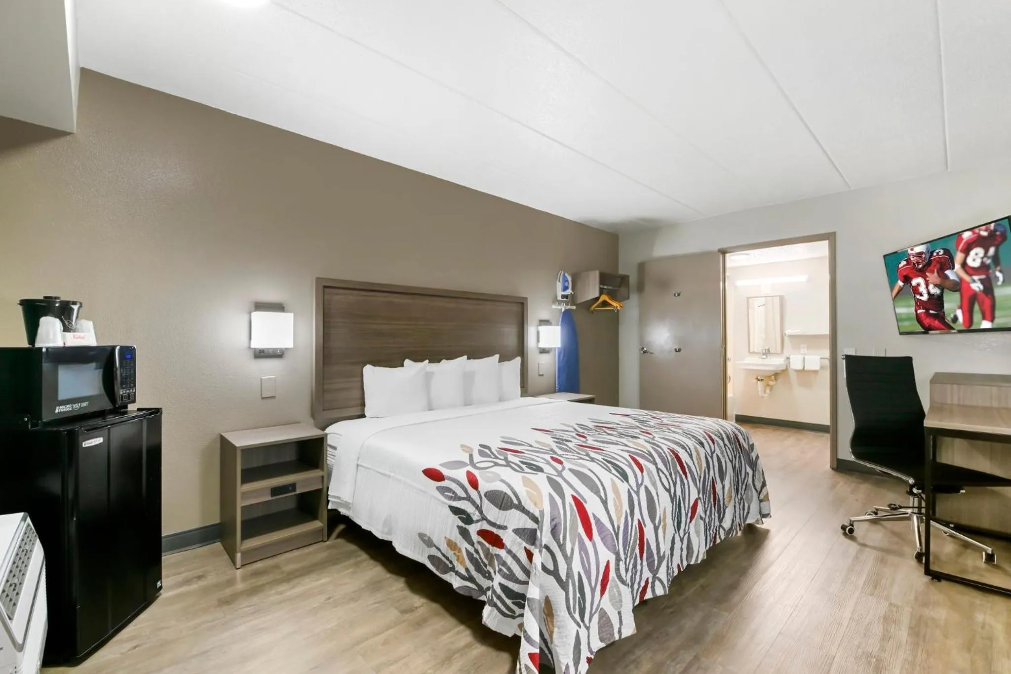 Photo of the whole room, Bed in Red Roof Inn Washington DC - Laurel