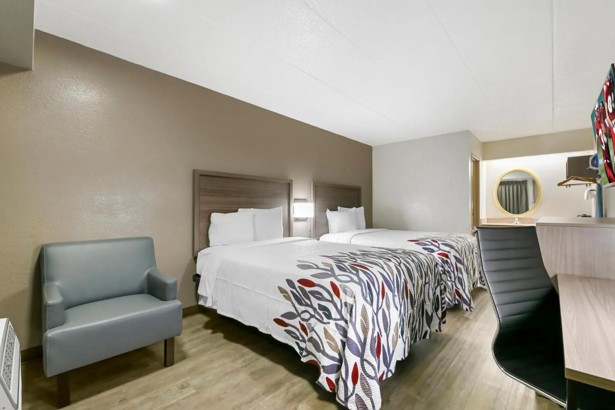 Photo of the whole room, Bed in Red Roof Inn Washington DC - Laurel