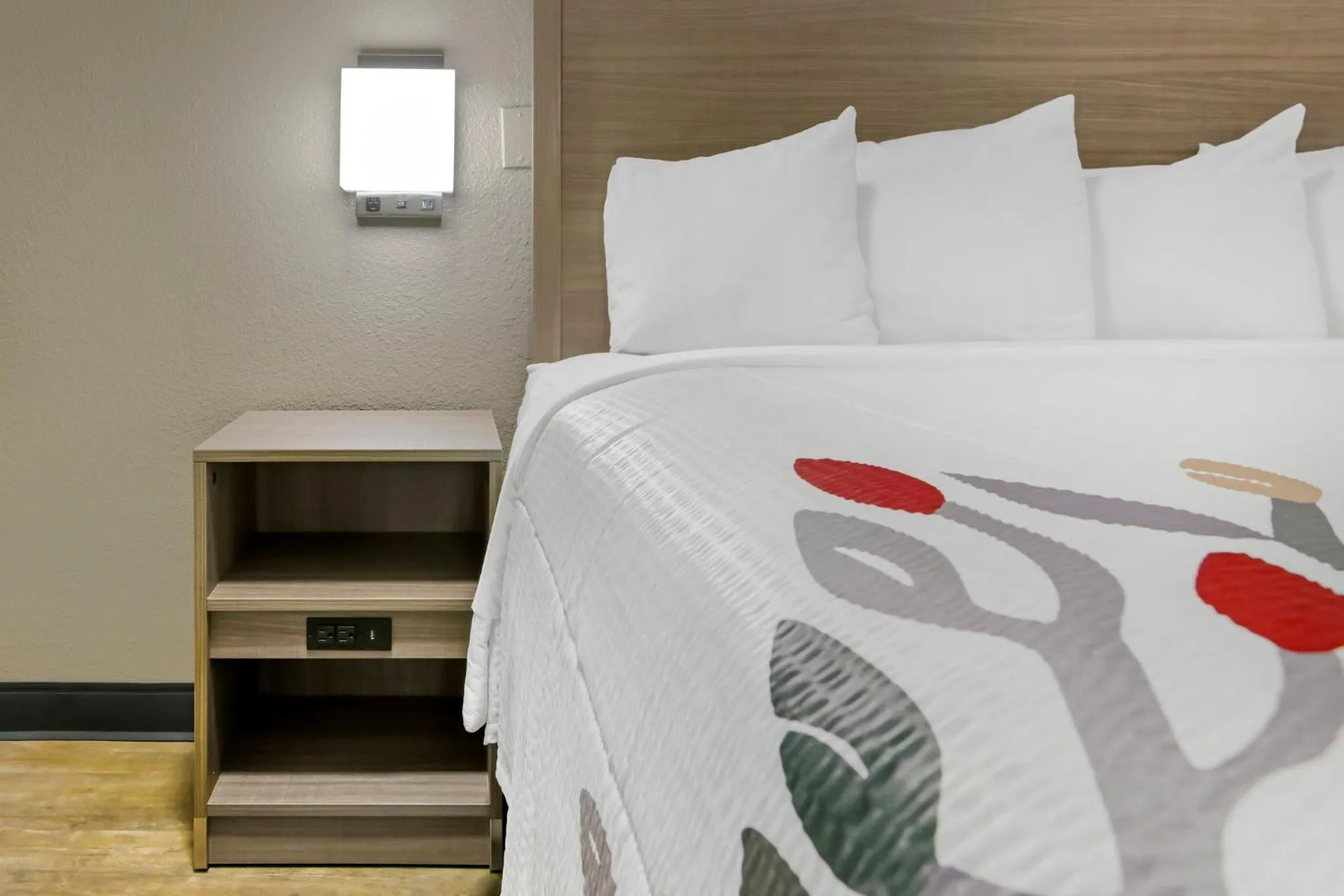 Photo of the whole room, Bed in Red Roof Inn Washington DC - Laurel