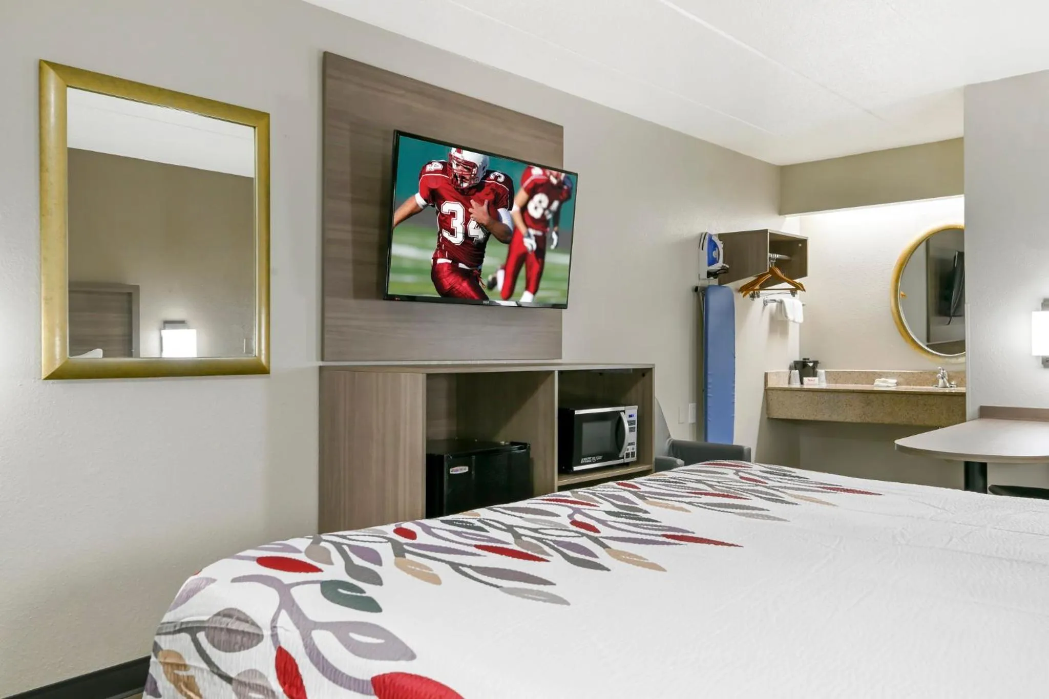 Photo of the whole room, Bed in Red Roof Inn Washington DC - Laurel