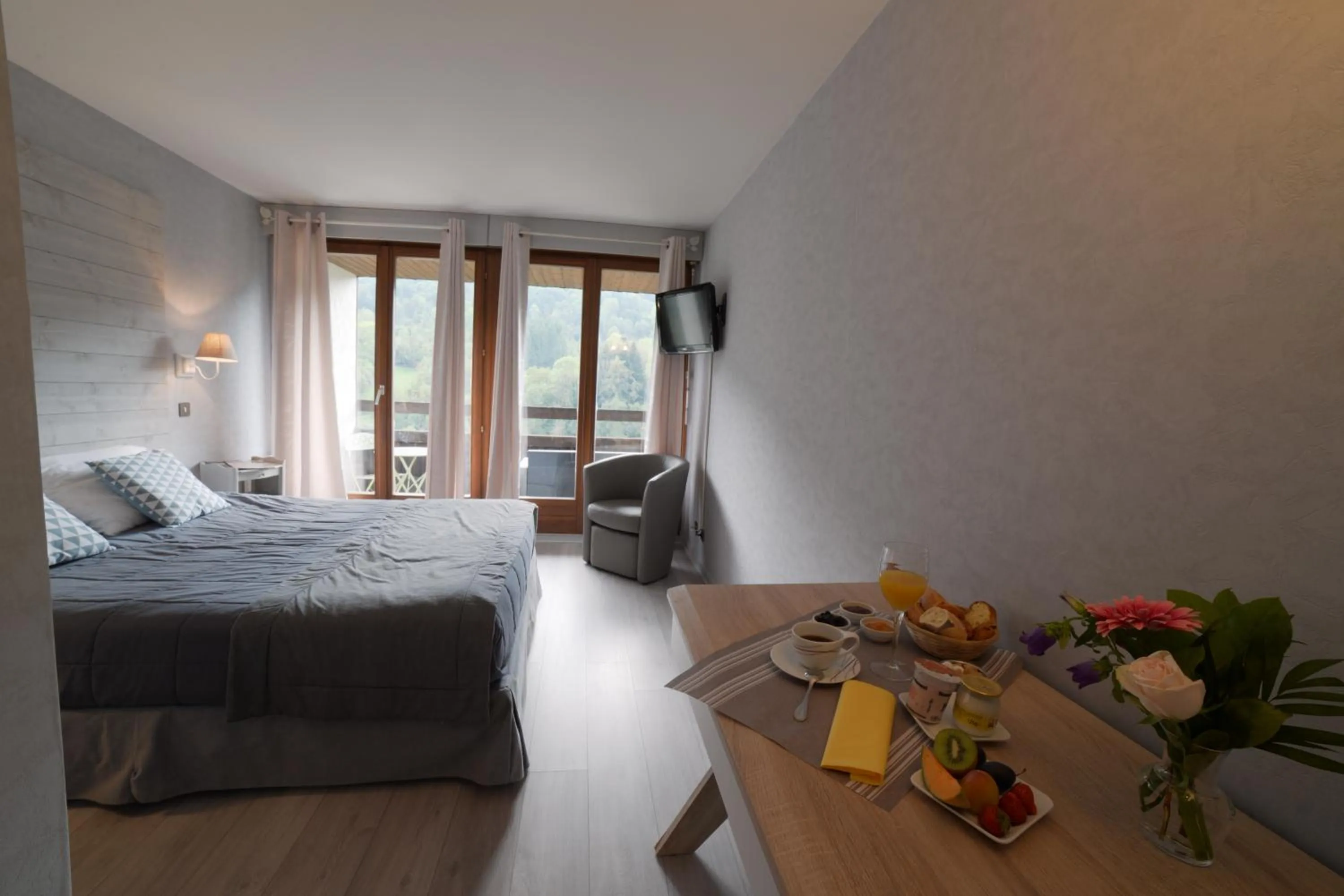 Photo of the whole room, Bed in La Cascade