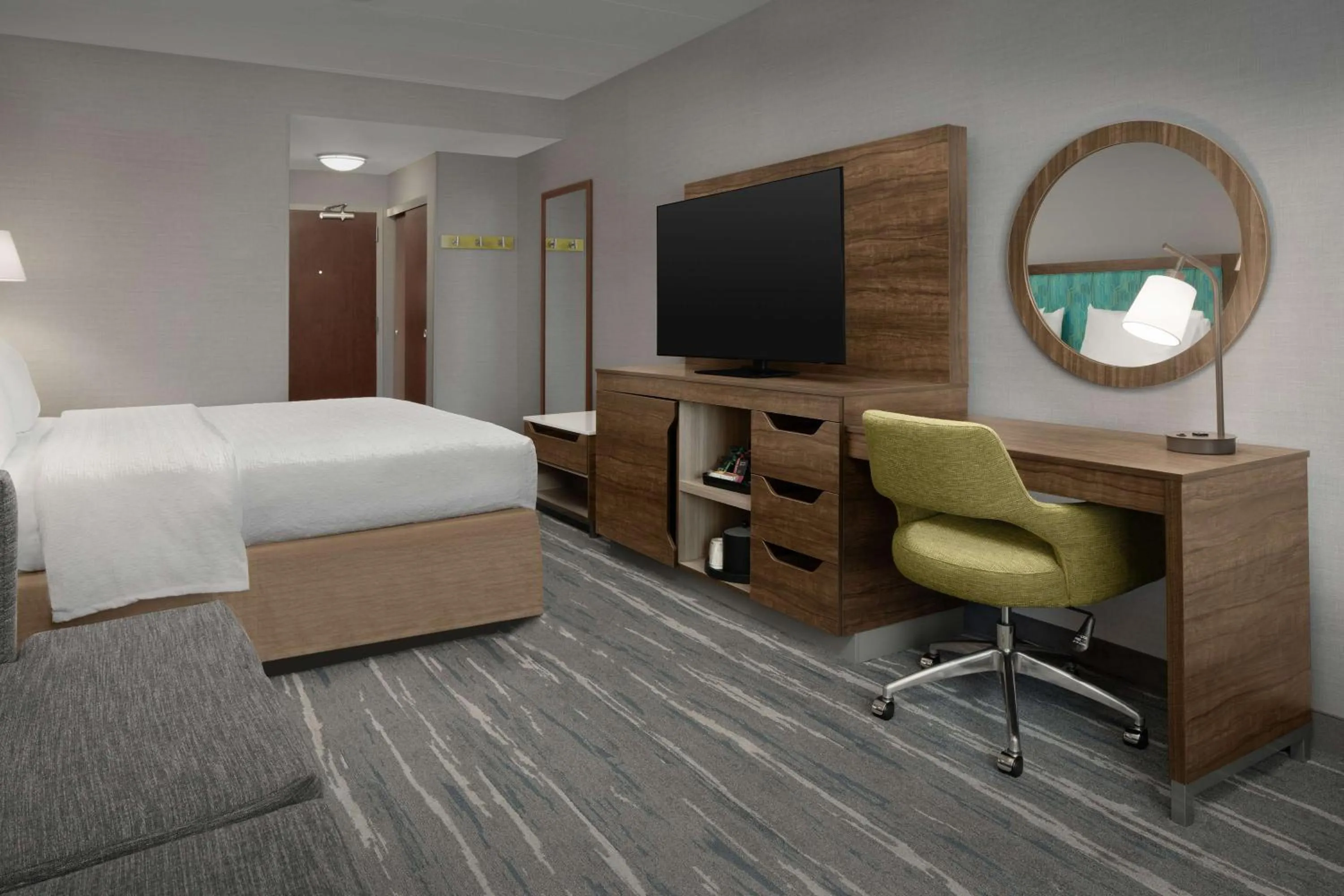 Bedroom, Bed in Hampton Inn Haverhill