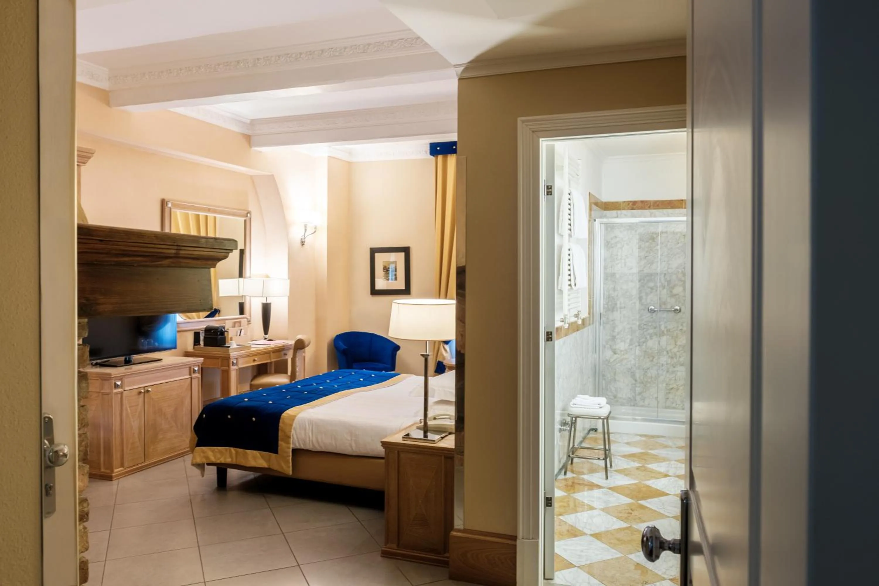 Bed in Villa Tolomei Hotel & Resort